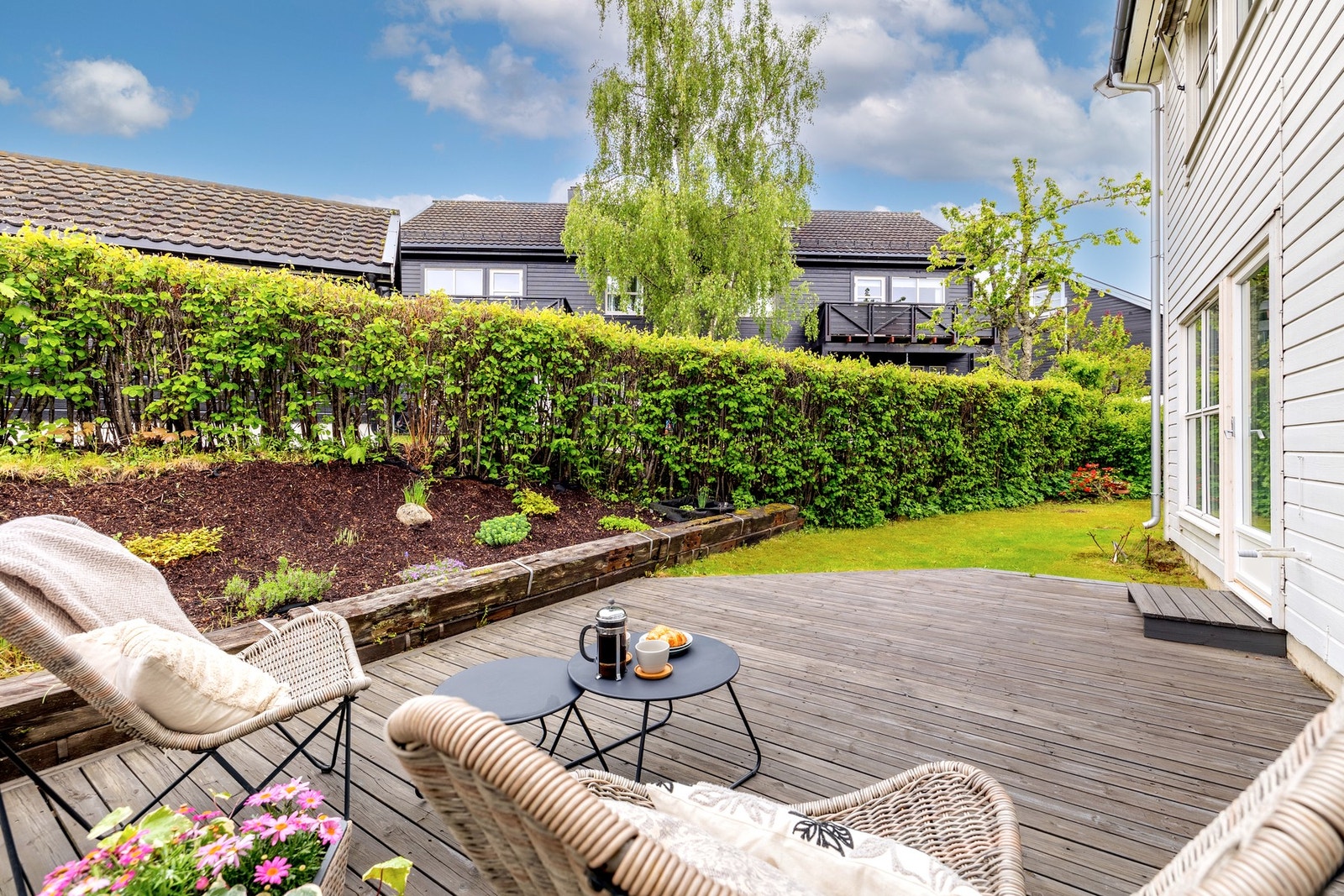 Terrasseplatting på ca. 20 kvm med utgang fra stuen. Galleribilde