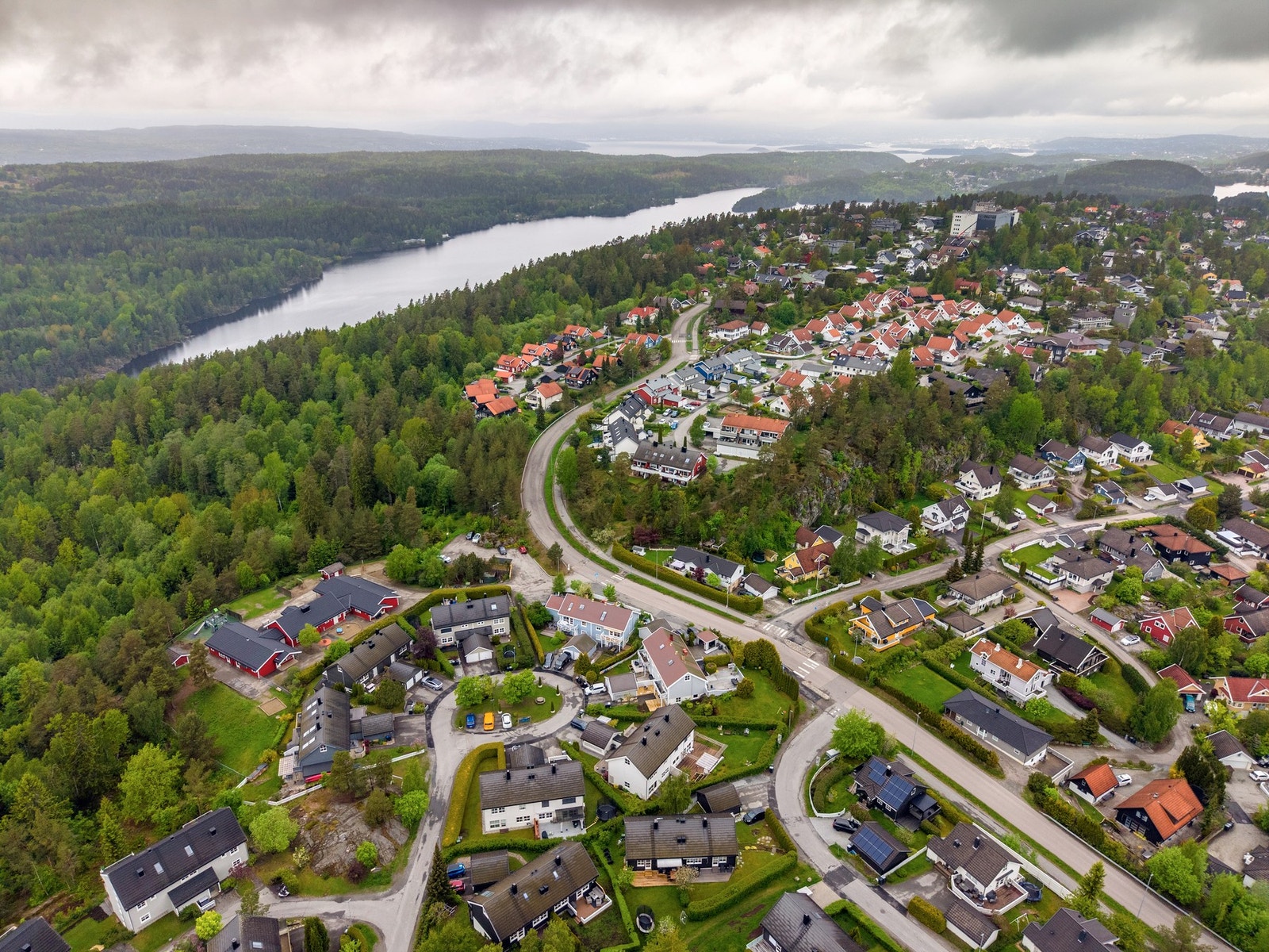 Naturen ligger rett utenfor døren , og turen til Gjersjøen er et yndet turmål med stier og koselige svaberg. Det er flere bademuligheter i nærheten. Galleribilde