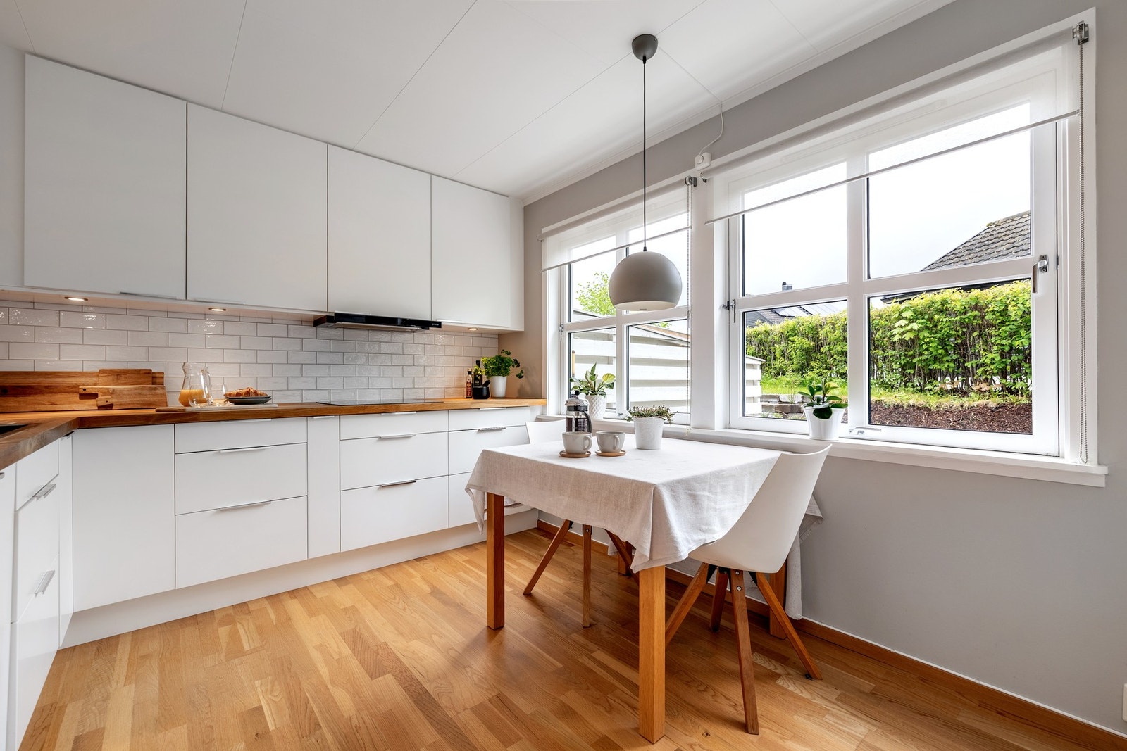 Kjøkkenet ligger adskilt fra stuen og er av det romslige slaget, med plass til et lite spisebord. Galleribilde