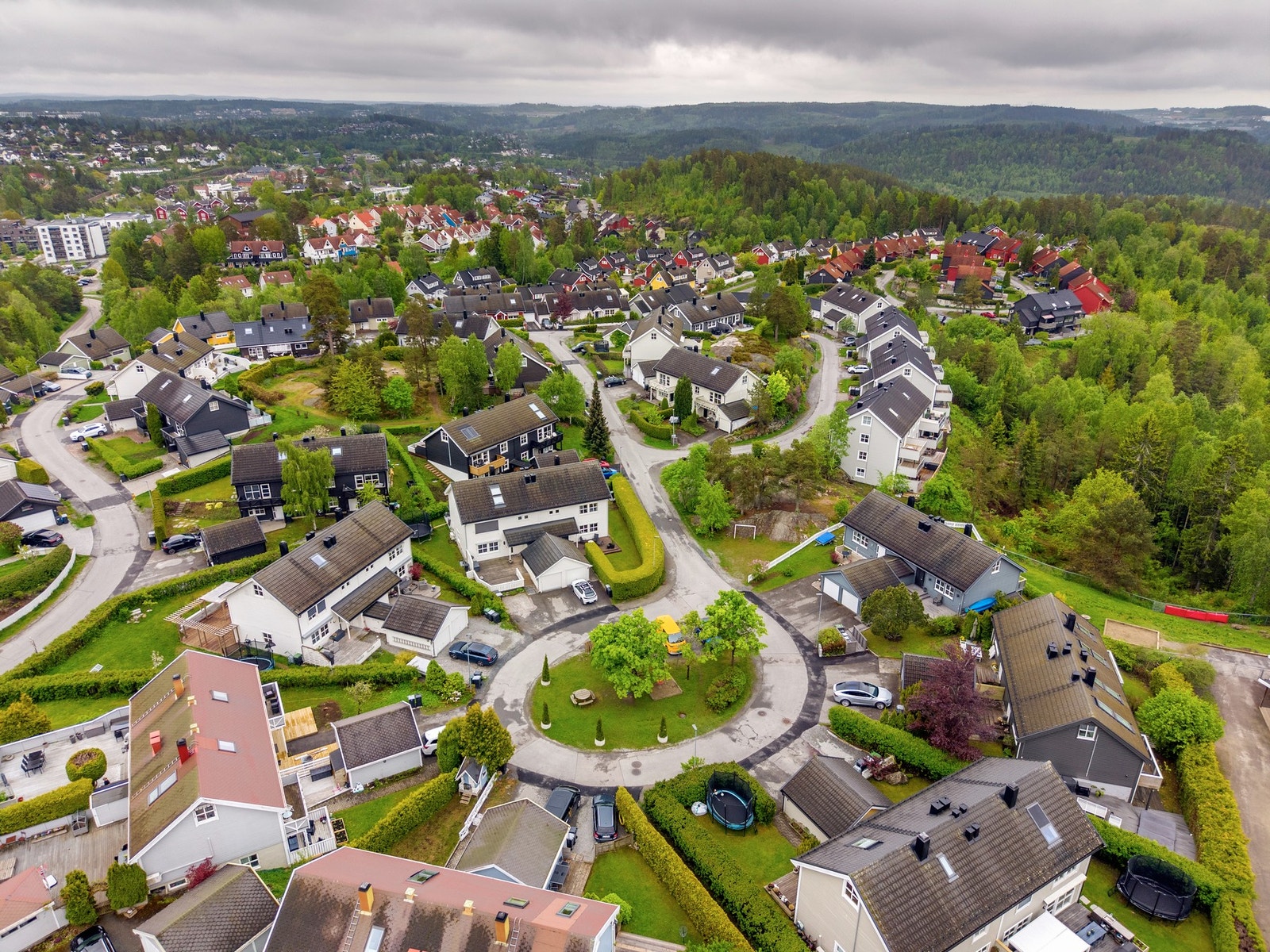Eiendommen ligger i et attraktivt og meget barnevennlig boligområde på Greverud i Nordre Follo kommune. Her er det blant annet umiddelbar nærhet til dagligvarebutikker, apotek, spisesteder, legesenter, treningssenter og togstasjon. Galleribilde