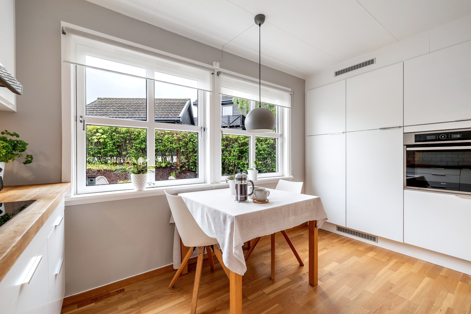 Kjøkkenet ligger adskilt fra stuen og er av det romslige slaget, med plass til et lite spisebord. Galleribilde