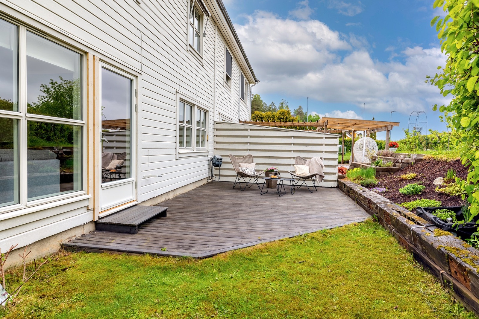 Terrasseplatting på ca. 20 kvm med utgang fra stuen. Galleribilde