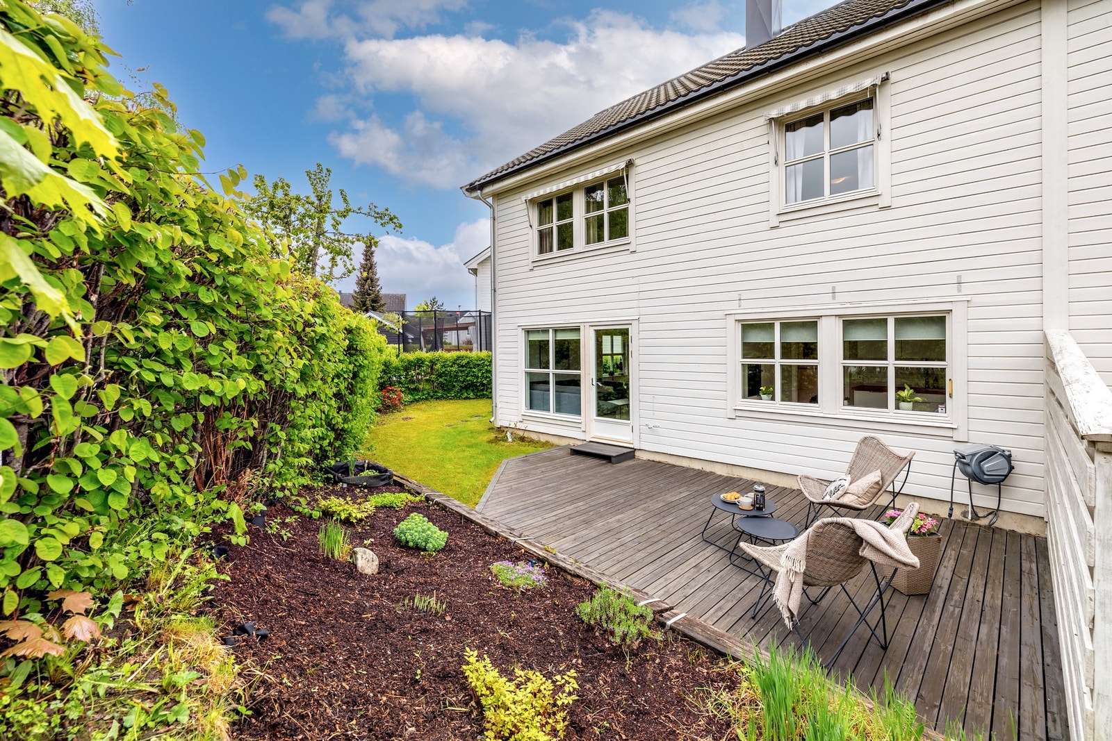 Terrasseplatting på ca. 20 kvm med utgang fra stuen. Galleribilde