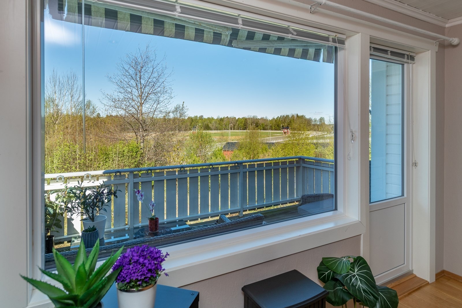 Vindusflater med markise gir lysinnslipp og mulighet for avskjerming. Galleribilde
