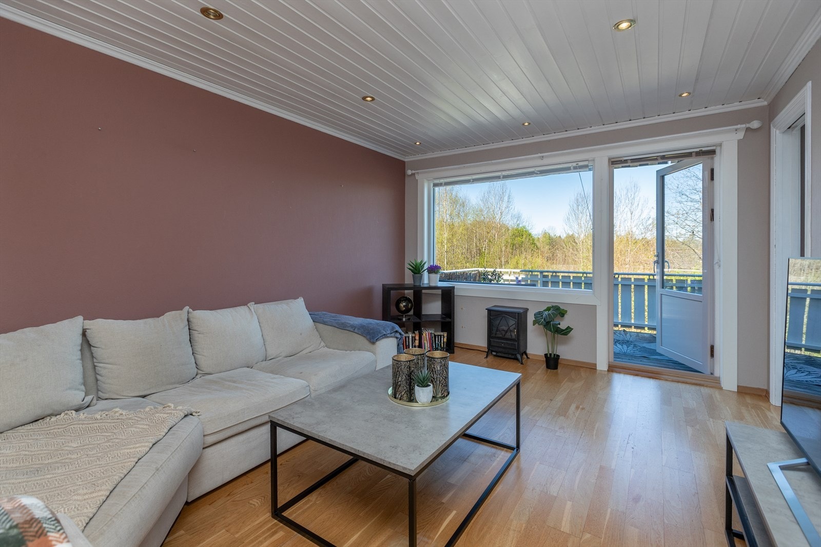 Fra stuen er det utgang til en terrasse på ca. 10 m² med trekonstruksjon. Galleribilde