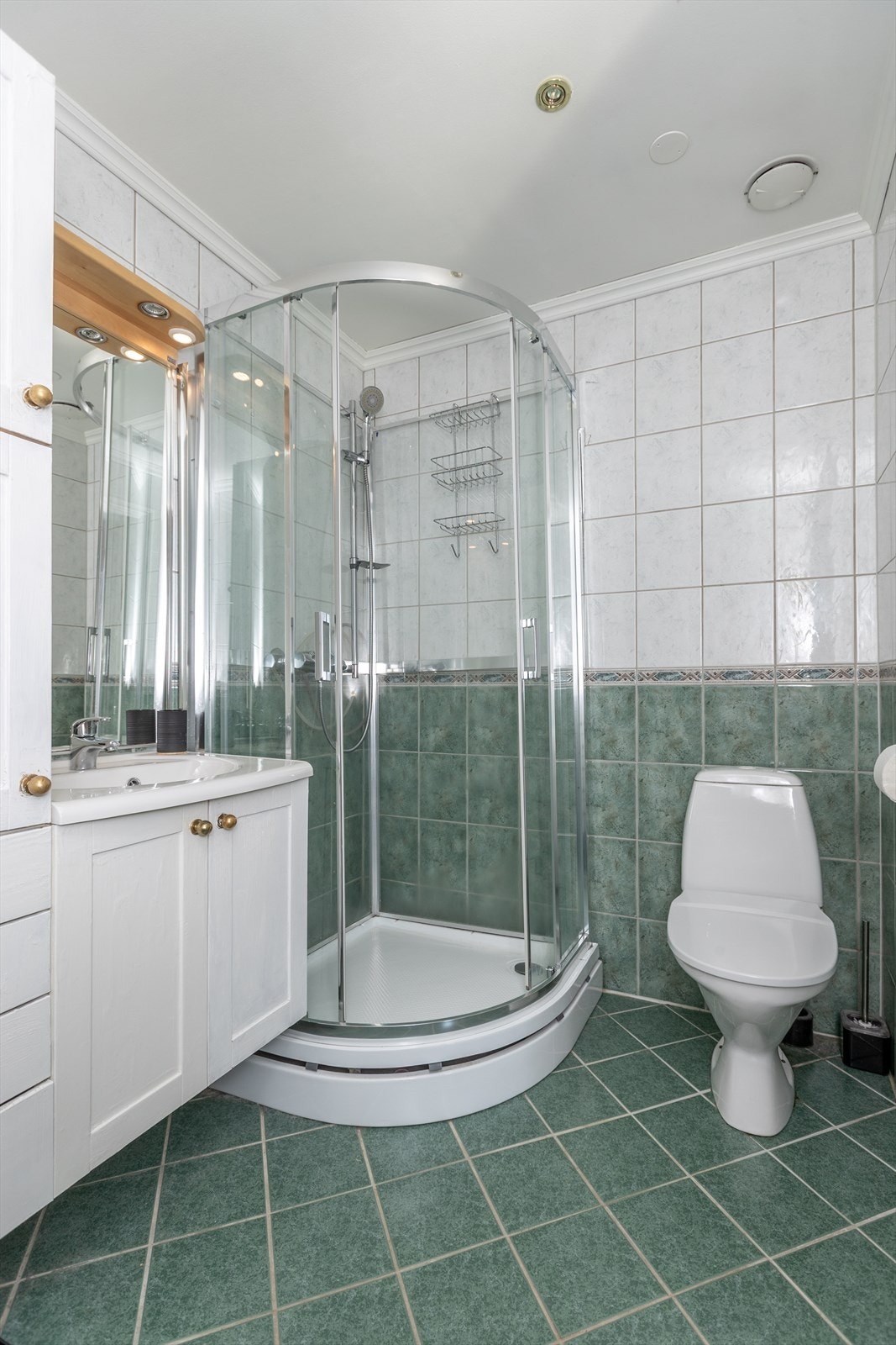 Dusjkabinett og varmekabler i gulvet sikrer komfort og funksjonalitet på badet. Galleribilde