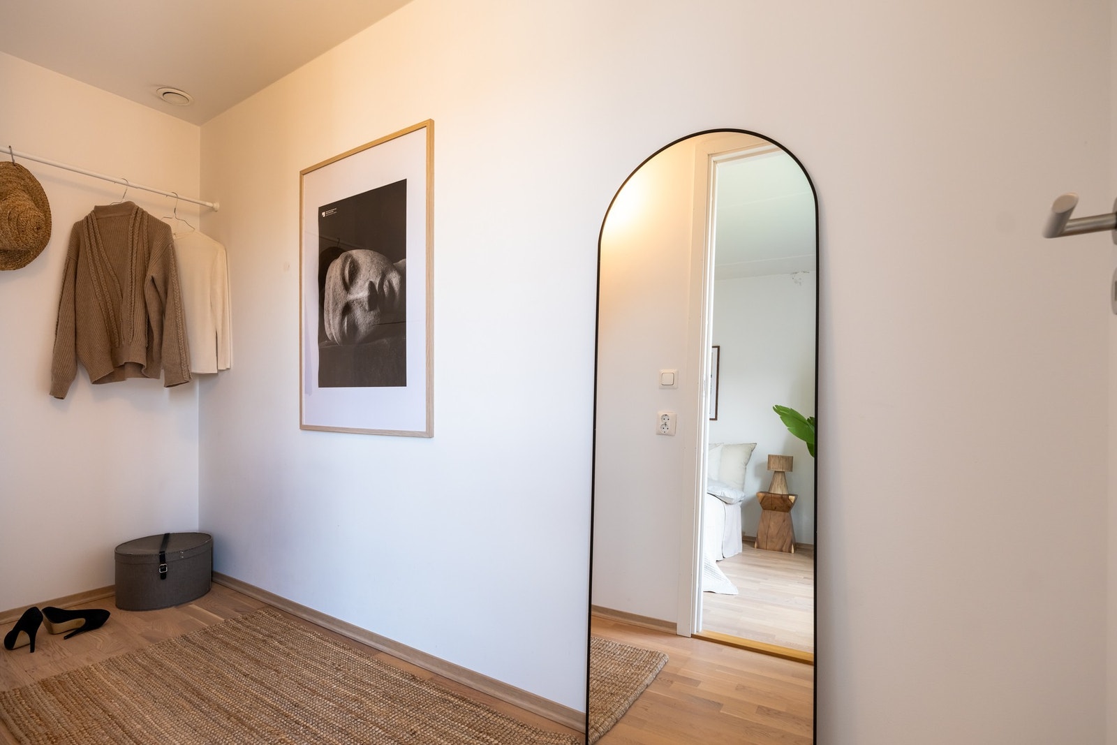Fra hovedsoverommet er det adkomst til et walk in closet med gode oppbevaringsmuligheter. Galleribilde