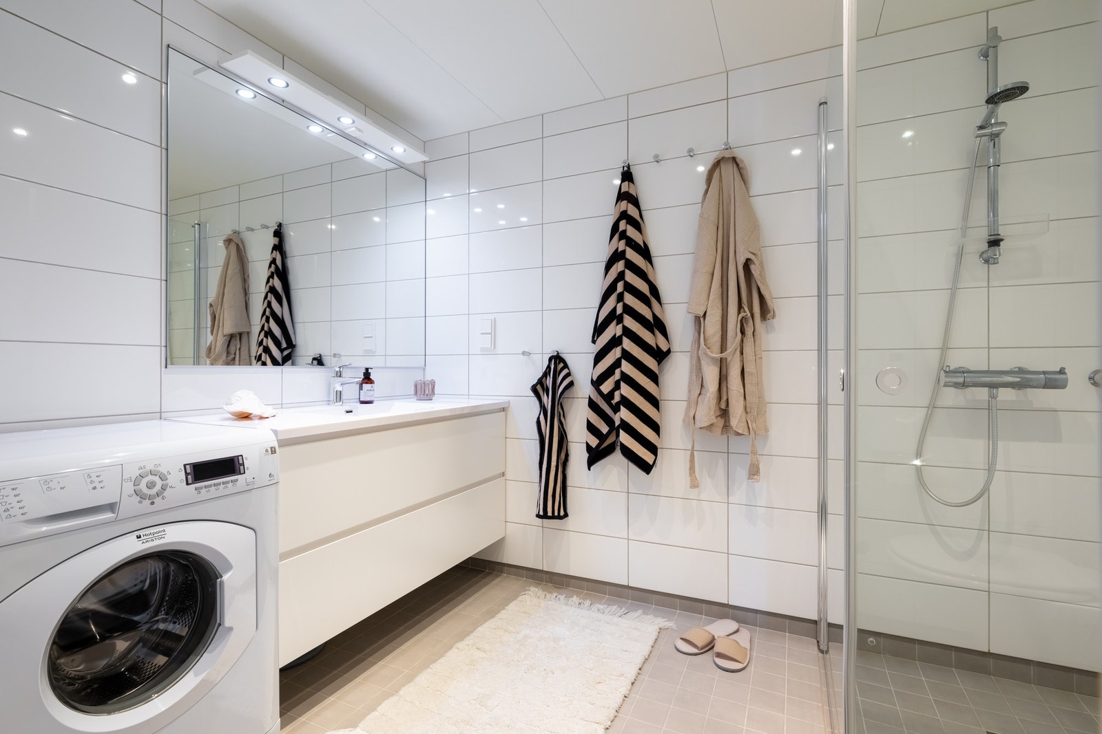 I leiligheten er det totalt to bad. Hovedbadet ligger i tilknytning til entreen. Dette er et lekkert, flislagt bad med gulvvarme og downlightsbelysning. Galleribilde