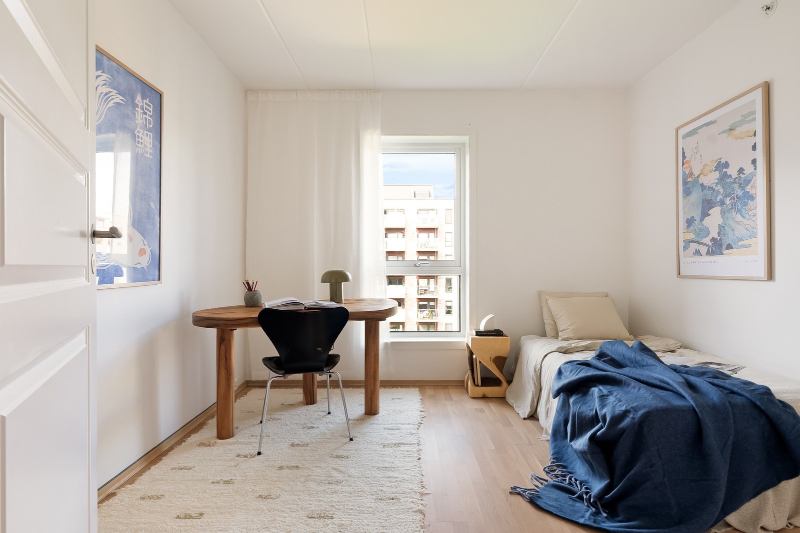 Det andre soverommet er av fin størrelse med plass til seng, nattbord og kommode/garderobeløsning. Galleribilde
