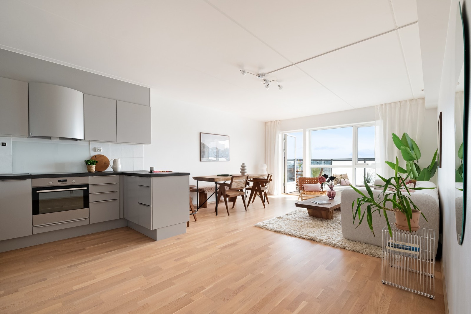 I stuen er det god plass til en stor sofa med tilhørende ønsket møblement. Galleribilde