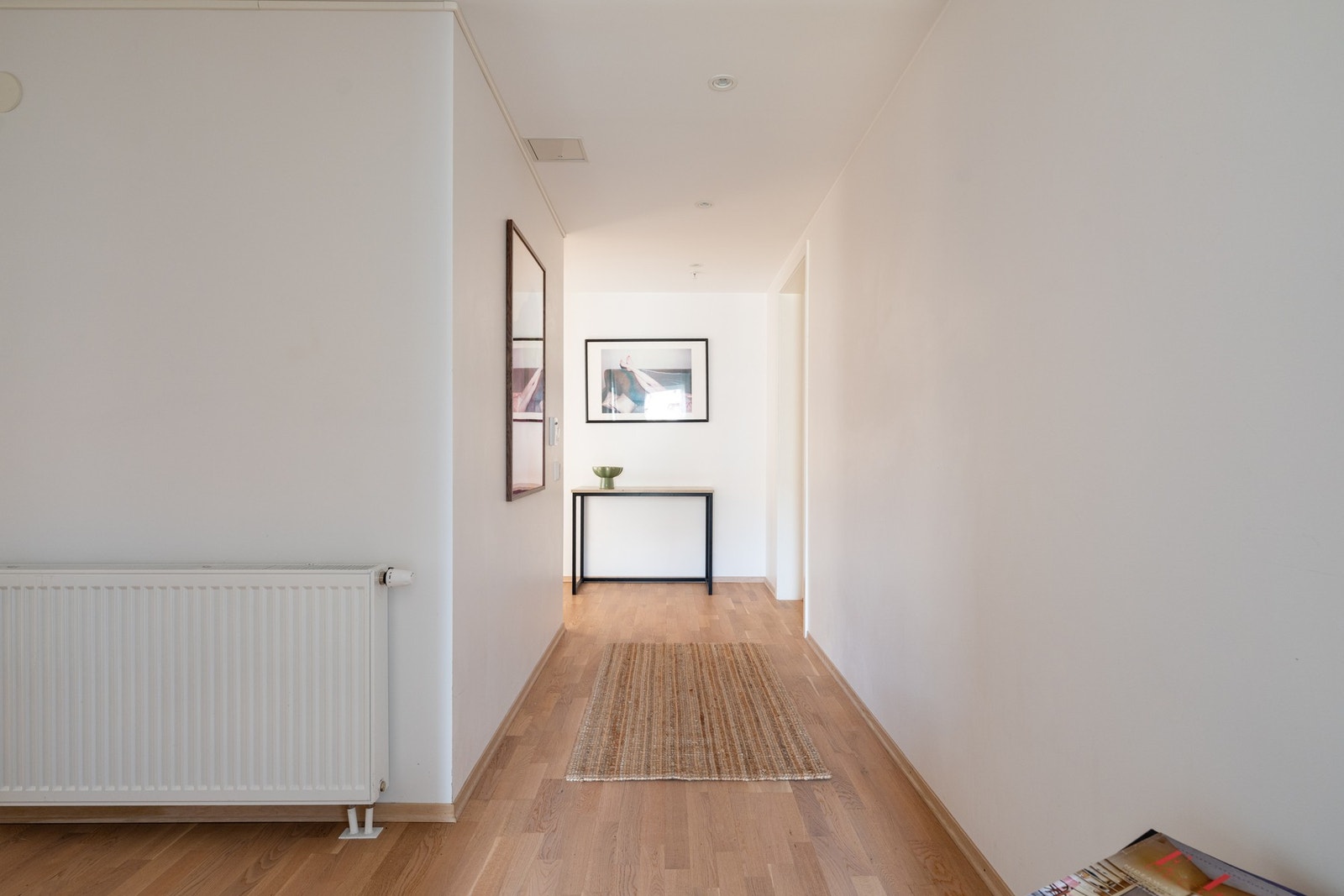 I leiligheten blir du møtt av en innbydende og romslig entré som gir deg et godt førsteinntrykk. Galleribilde