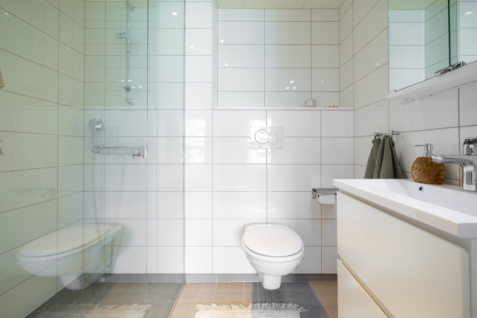 Badet er holdt i samme stil som det andre med fine, tidsløse fliser på gulv og vegger. På badet er det naturligvis gulvvarme og downlightsbelysning. Galleribilde