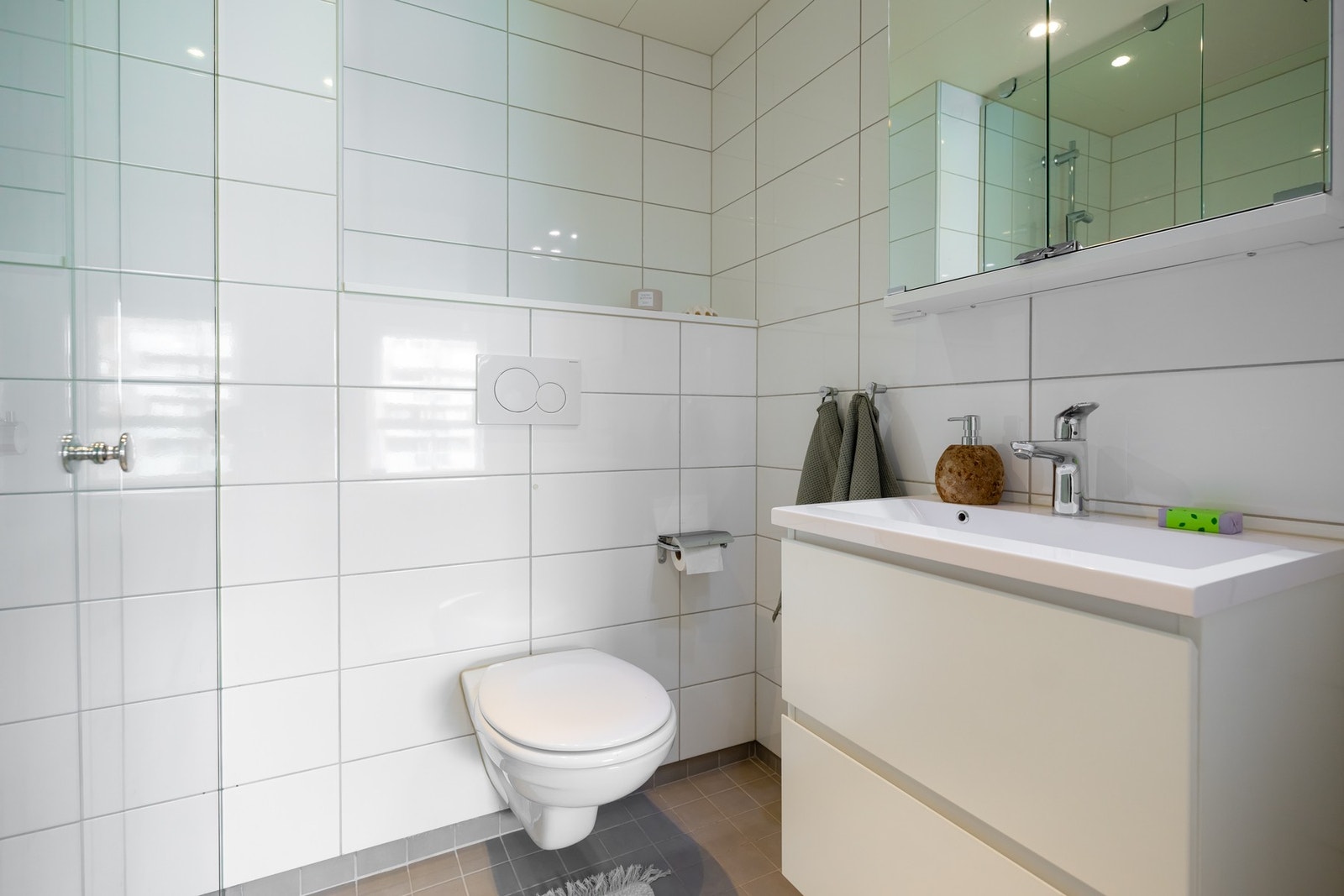 I tilknytning til hovedsoverommet ligger det andre badet. Galleribilde