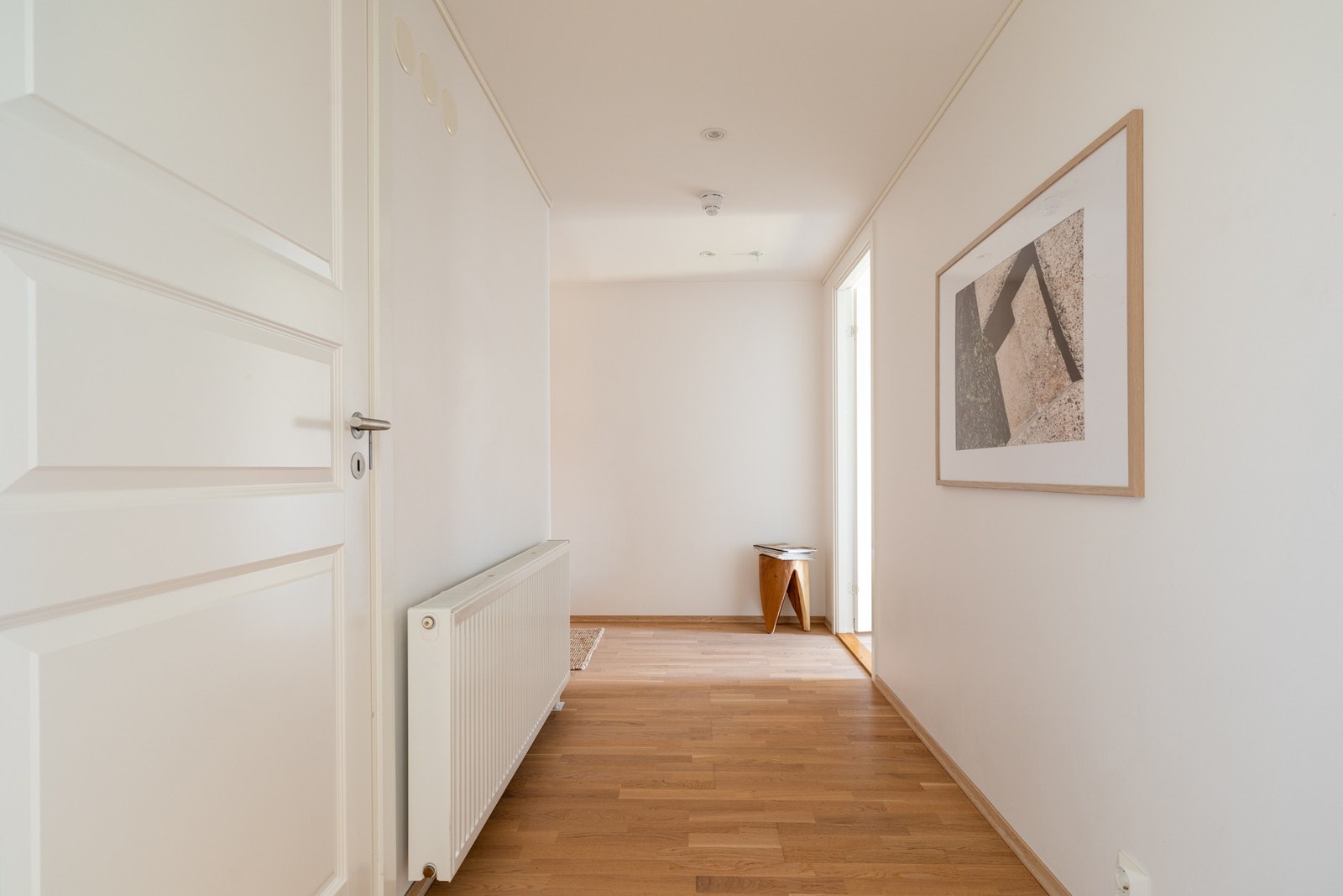 Velkommen inn til det som kan bli ditt/deres nye hjem! Fra bakkeplan går det heis opp til leiligheten som ligger i 5.etasje. Galleribilde
