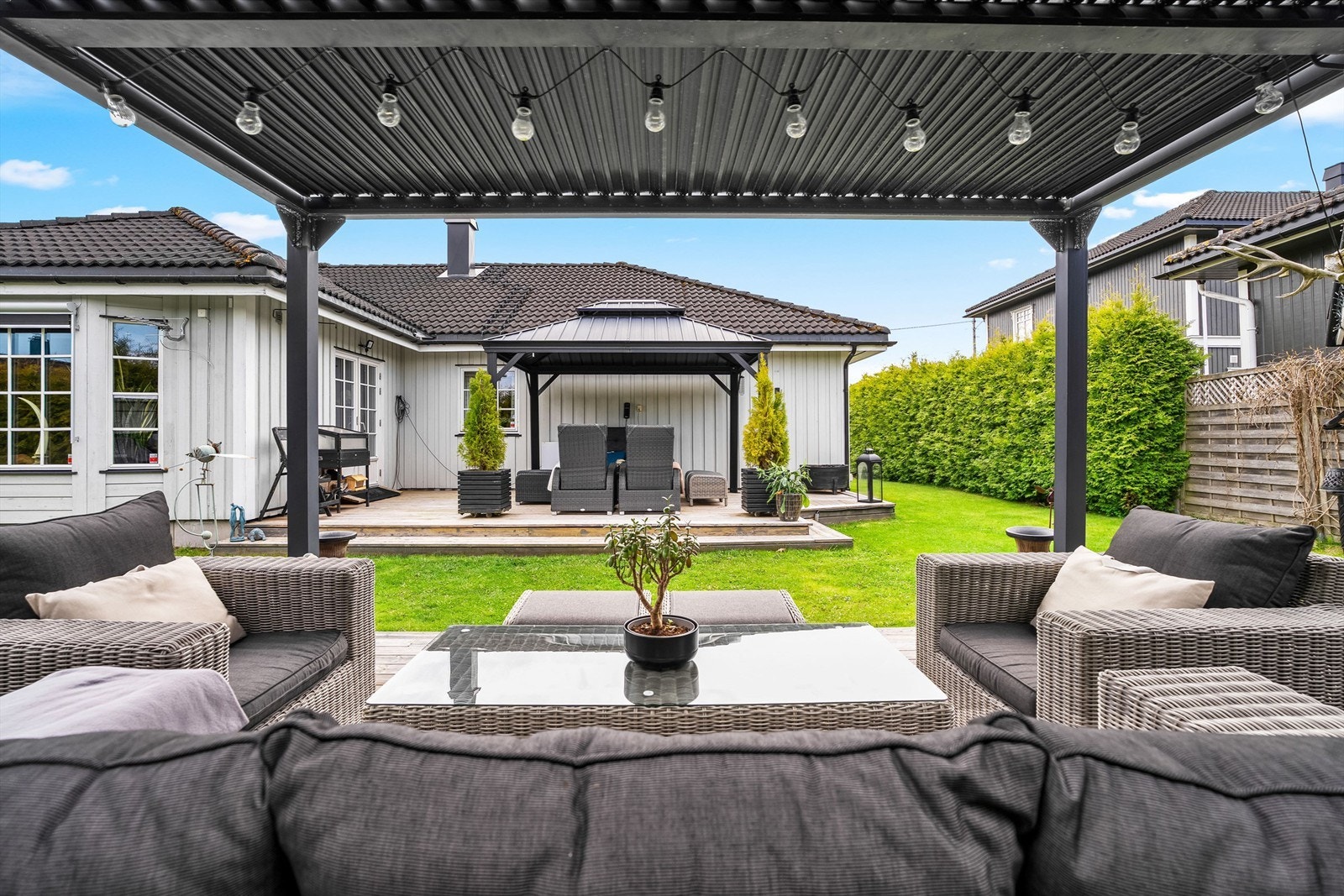 Terrassen har en pergola som skaper en lun og definert uteplass. Galleribilde