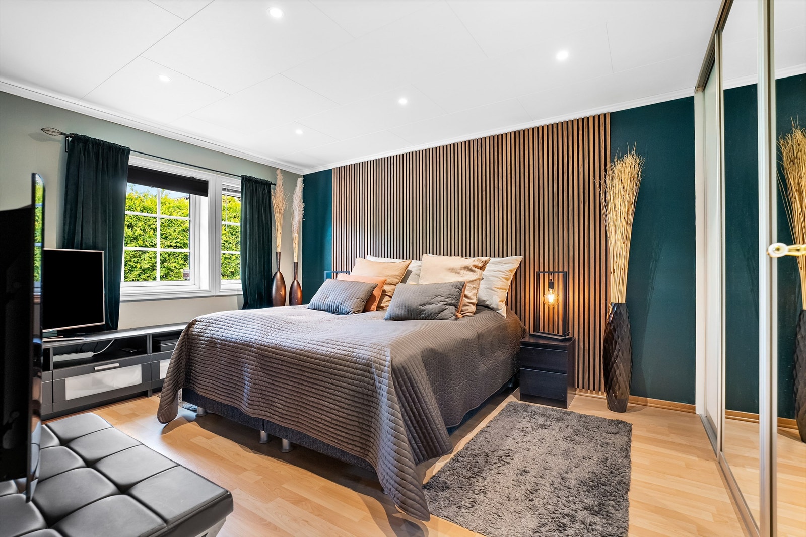 Hovedsoverommet har god plass og fremstår moderne med spilevegg. Galleribilde