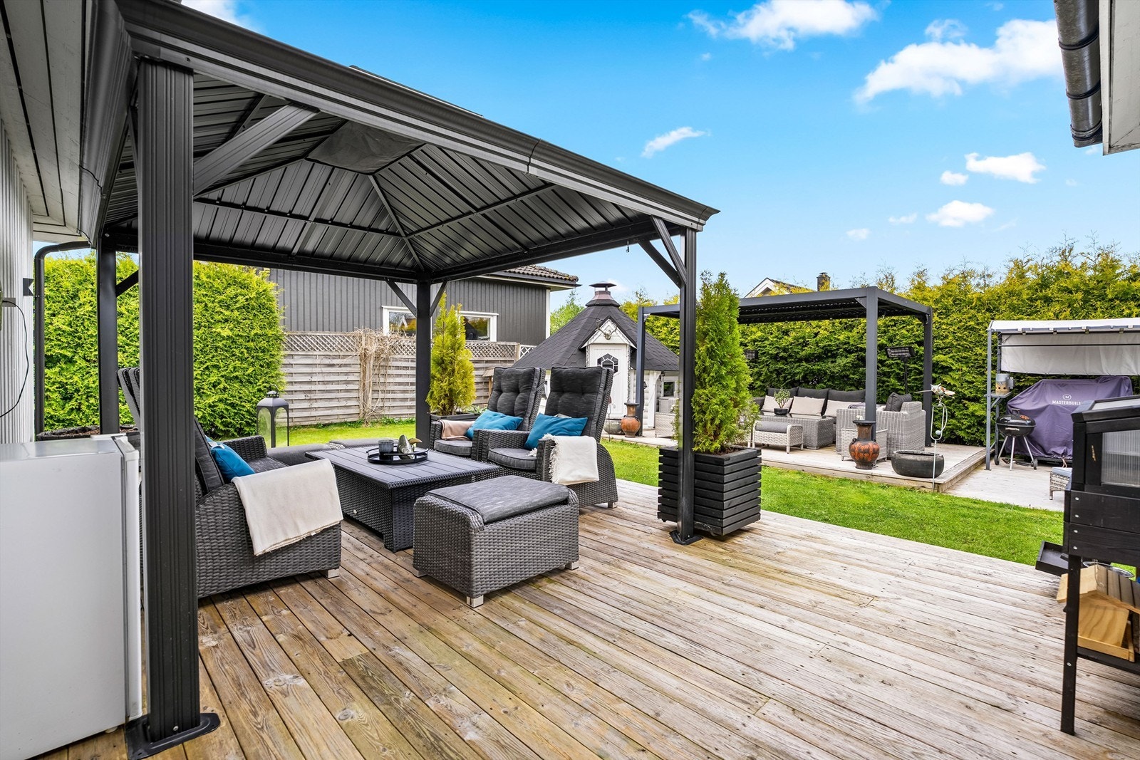 Totalt er det 67 kvm. med terrasseareal på eiendommen, fordelt på to uteplasser. Galleribilde
