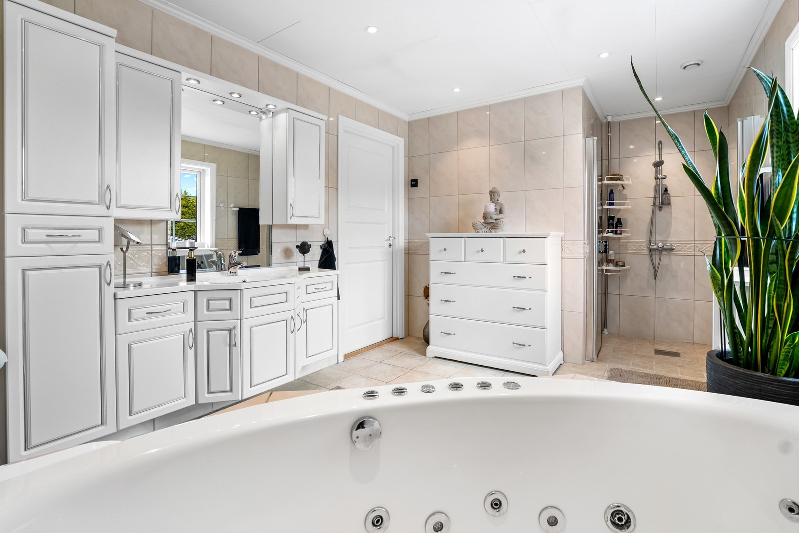 Badet er helfliset og har gulvvarme, downlights i taket og godt med skapplass. Galleribilde