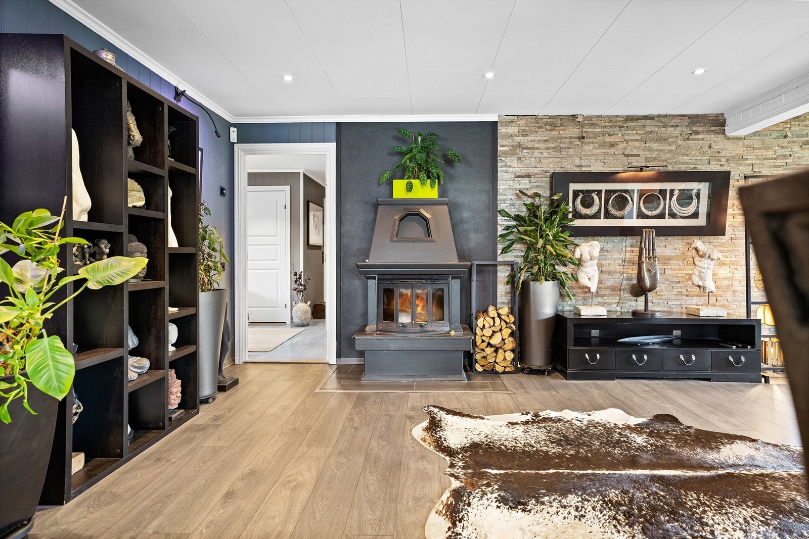I stuen er det en peisovn med glassdør som gir ekstra varme og hygge. Galleribilde