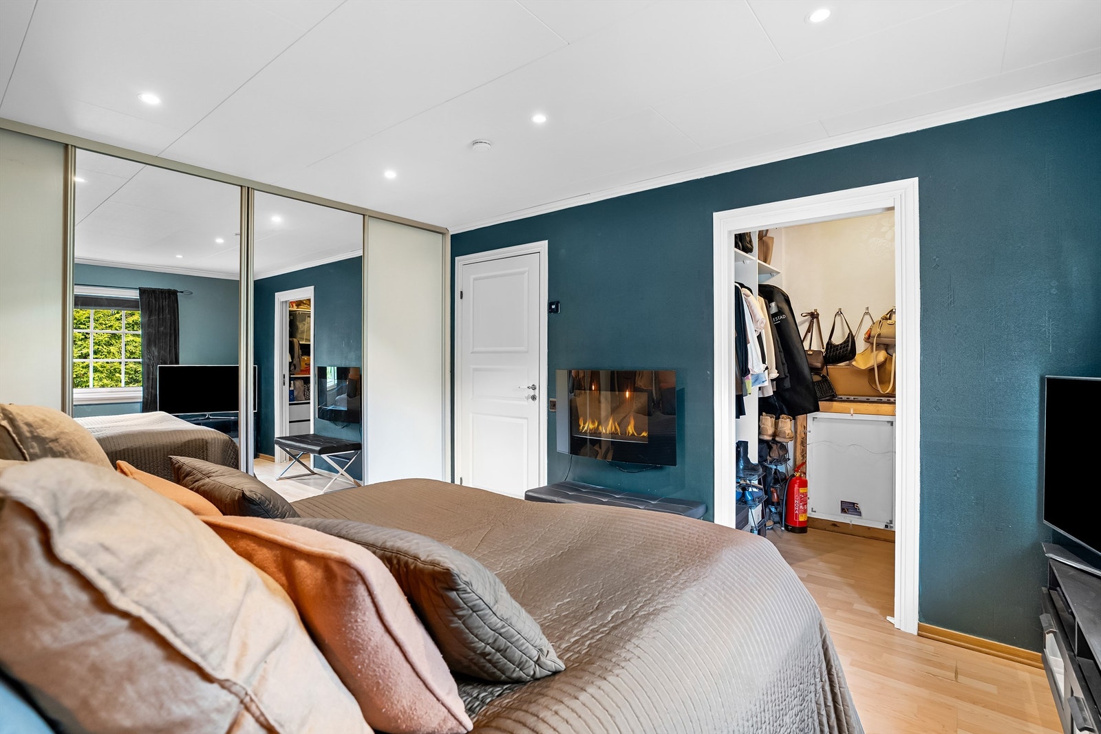 Rommet har en elektrisk peisovn, skyvedørsgarderobe, og det er adkomst til en egen garderobe. Galleribilde