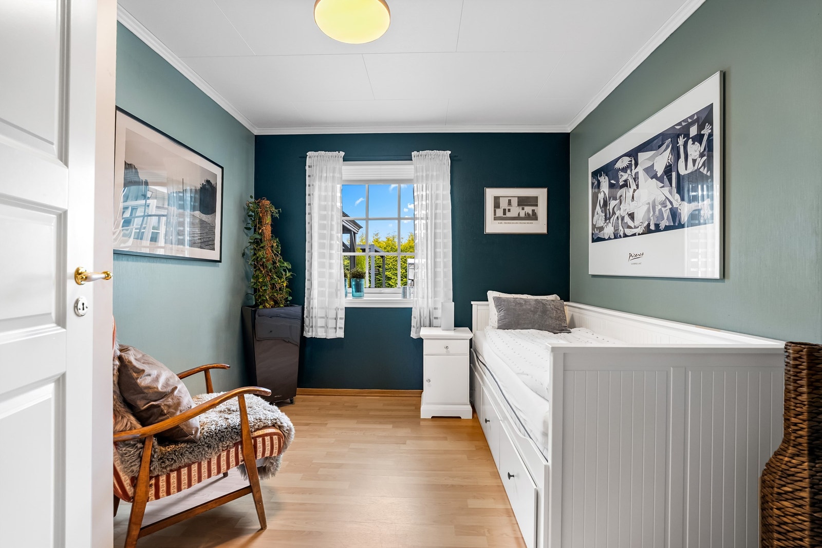 Boligens andre soverom har god plass til seng og oppbevaring. Galleribilde