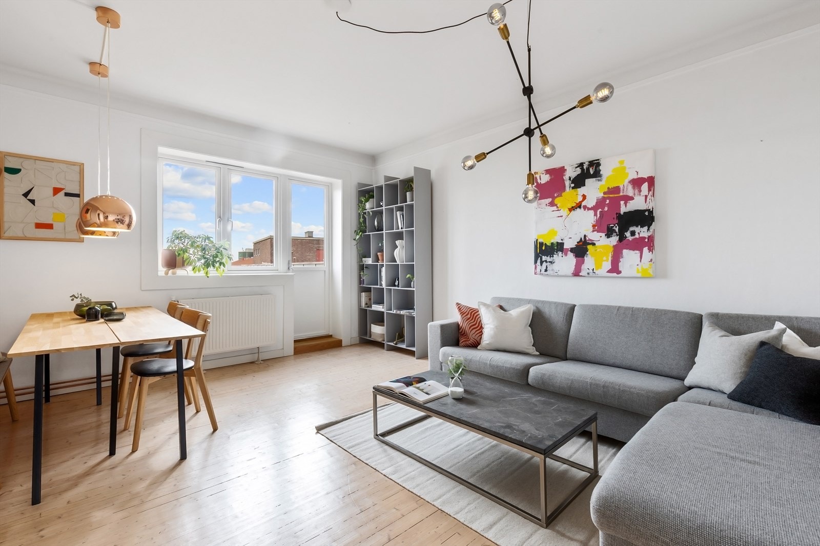 Leiligheten ligger høyt og fritt i 4. etasje med svært god intern beliggenhet som gir fine lysforhold og lite innsyn Galleribilde