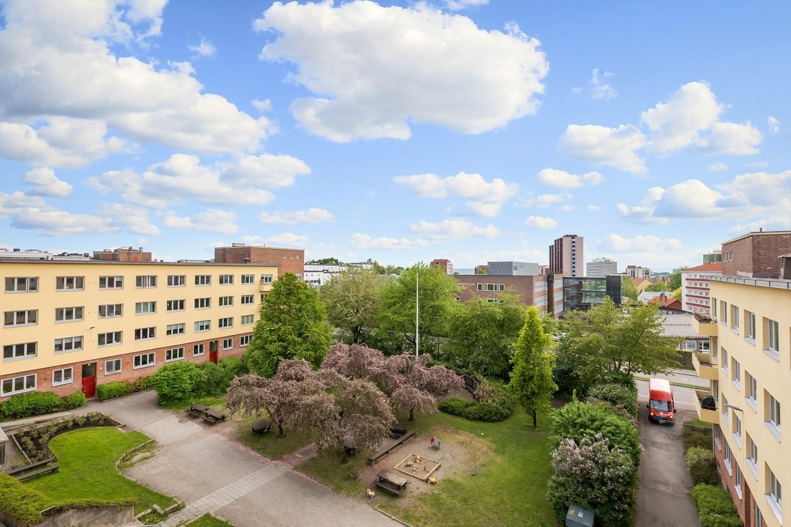 Høyt og fritt beliggende med hyggelig utsikt over flotte fellesområder og byens tak Galleribilde