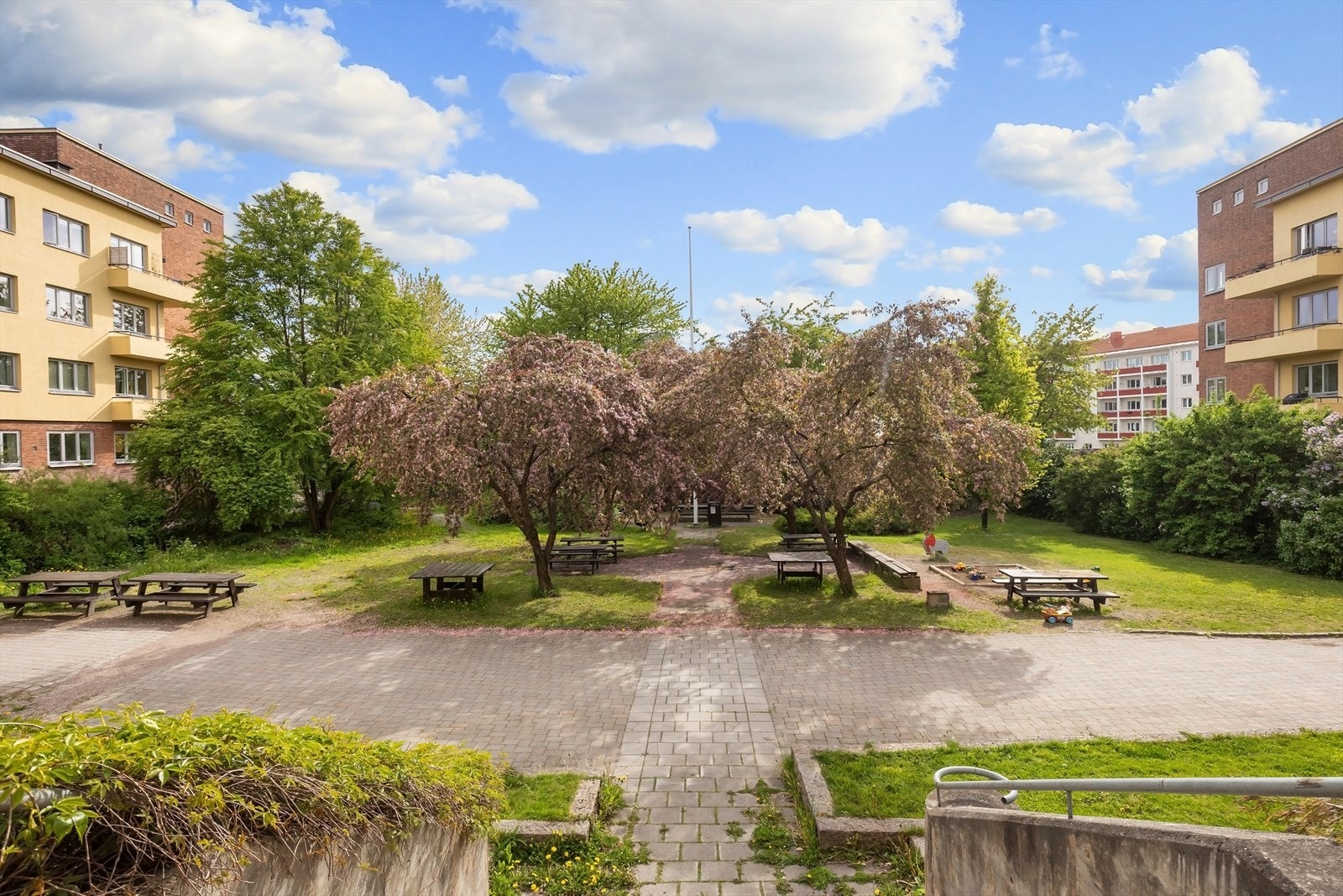 Boligen ligger i et attraktivt og populært boligområde på Sandaker / Øvre Torshov i Oslo, med kort gangavstand til handlegater, caféer, restauranter og et variert servicetilbud Galleribilde