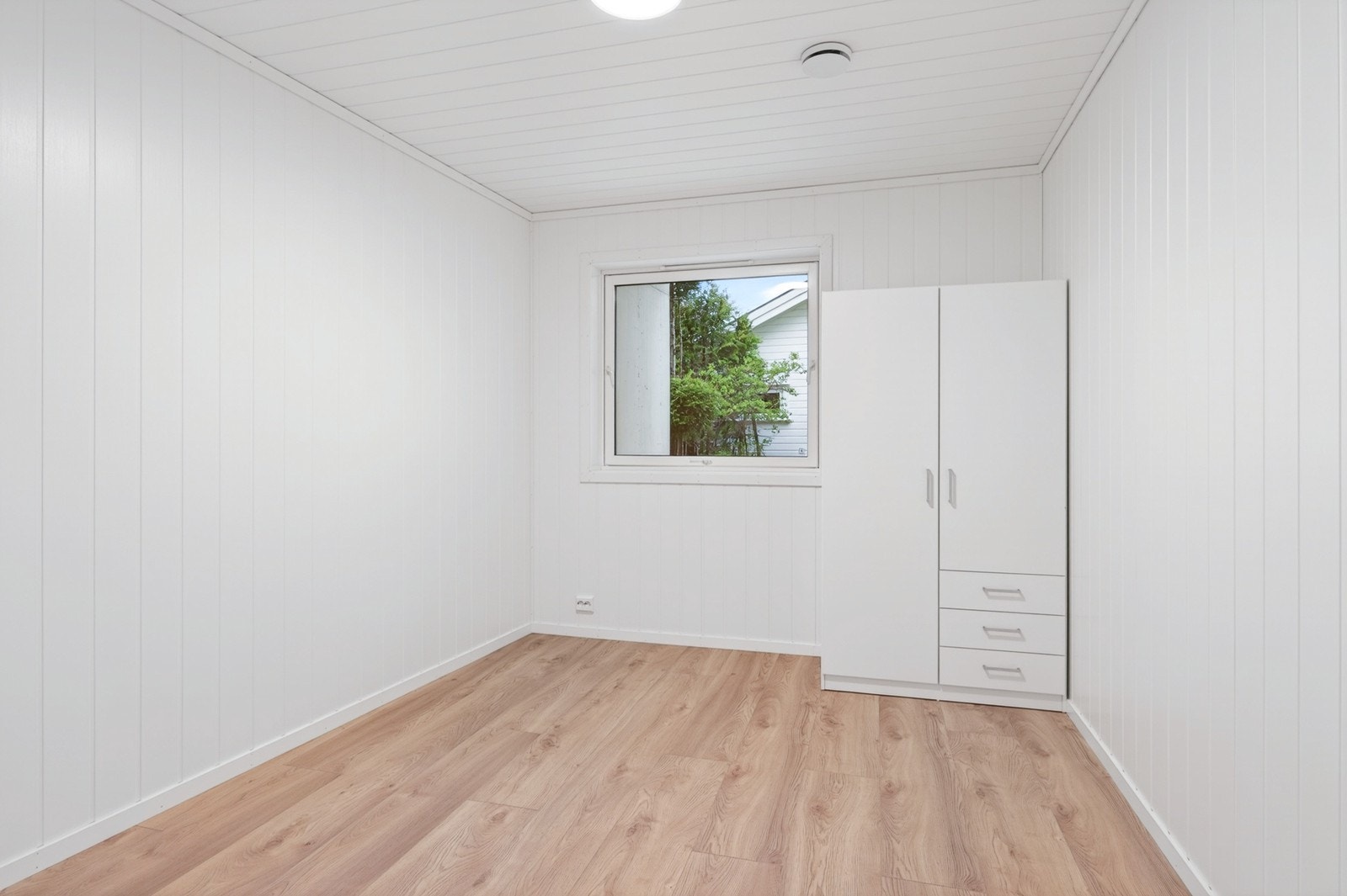 Soverom 1 med garderobeskap Galleribilde