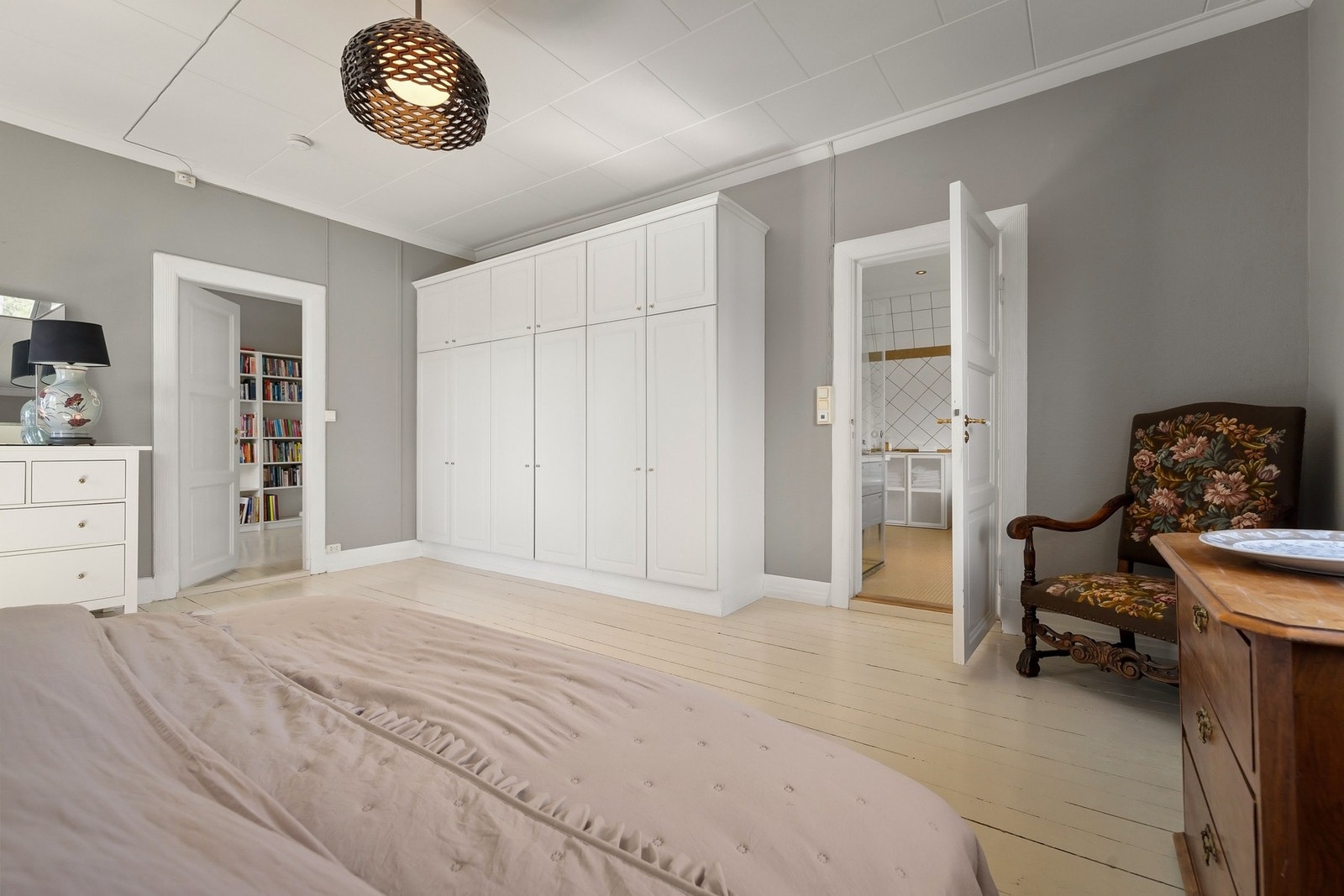 Fra hovedsoverommet, er det direkte adkomst til baderom 1. Galleribilde