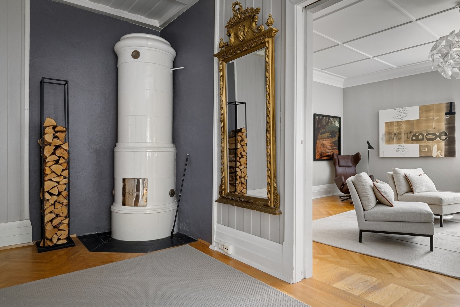 Hyggelig kakkelovn plassert i mellom stuen/kontor. Galleribilde