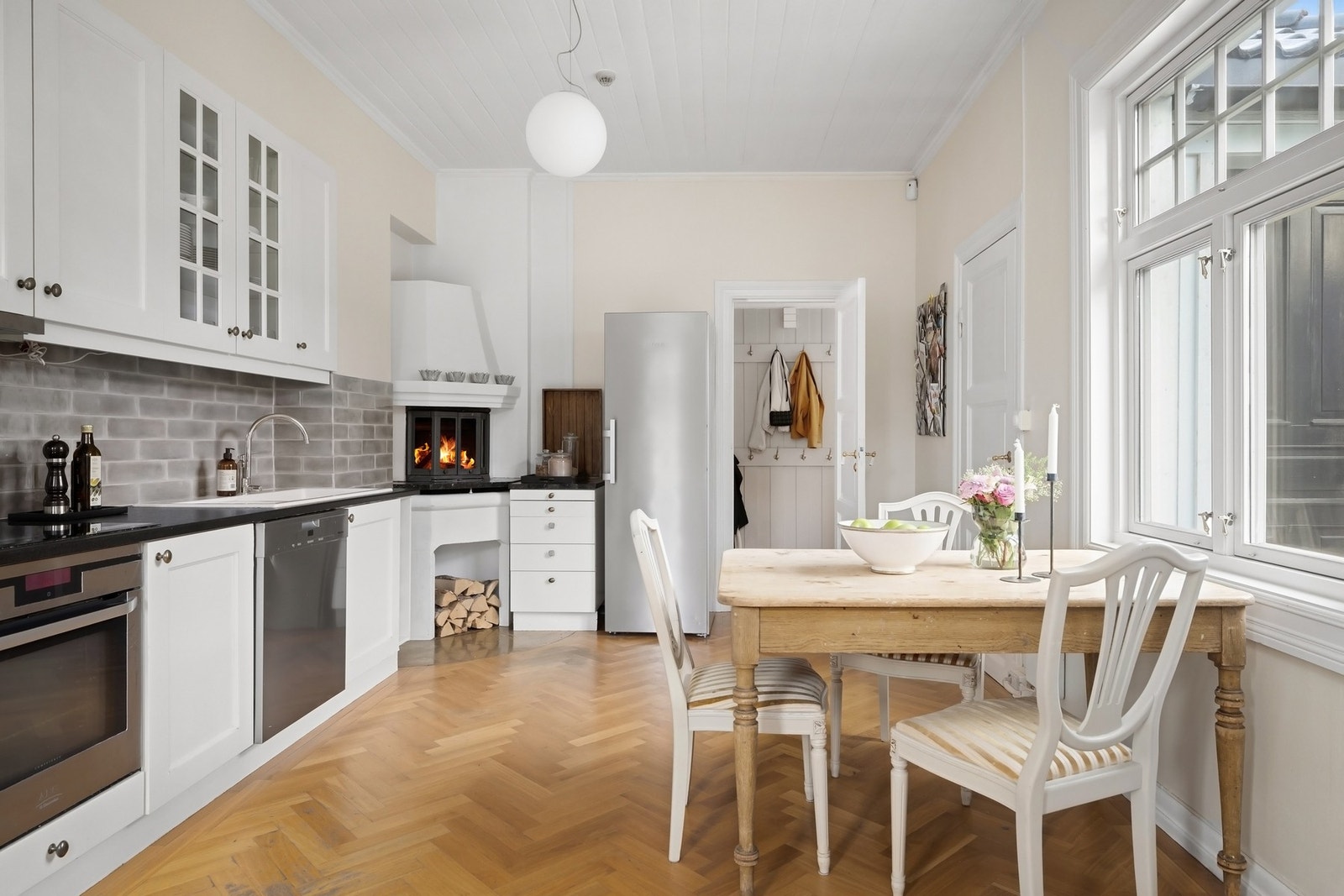 Romslig spisekjøkken, med plass til frokostbordet. Koselig peis også på kjøkkenet. Galleribilde