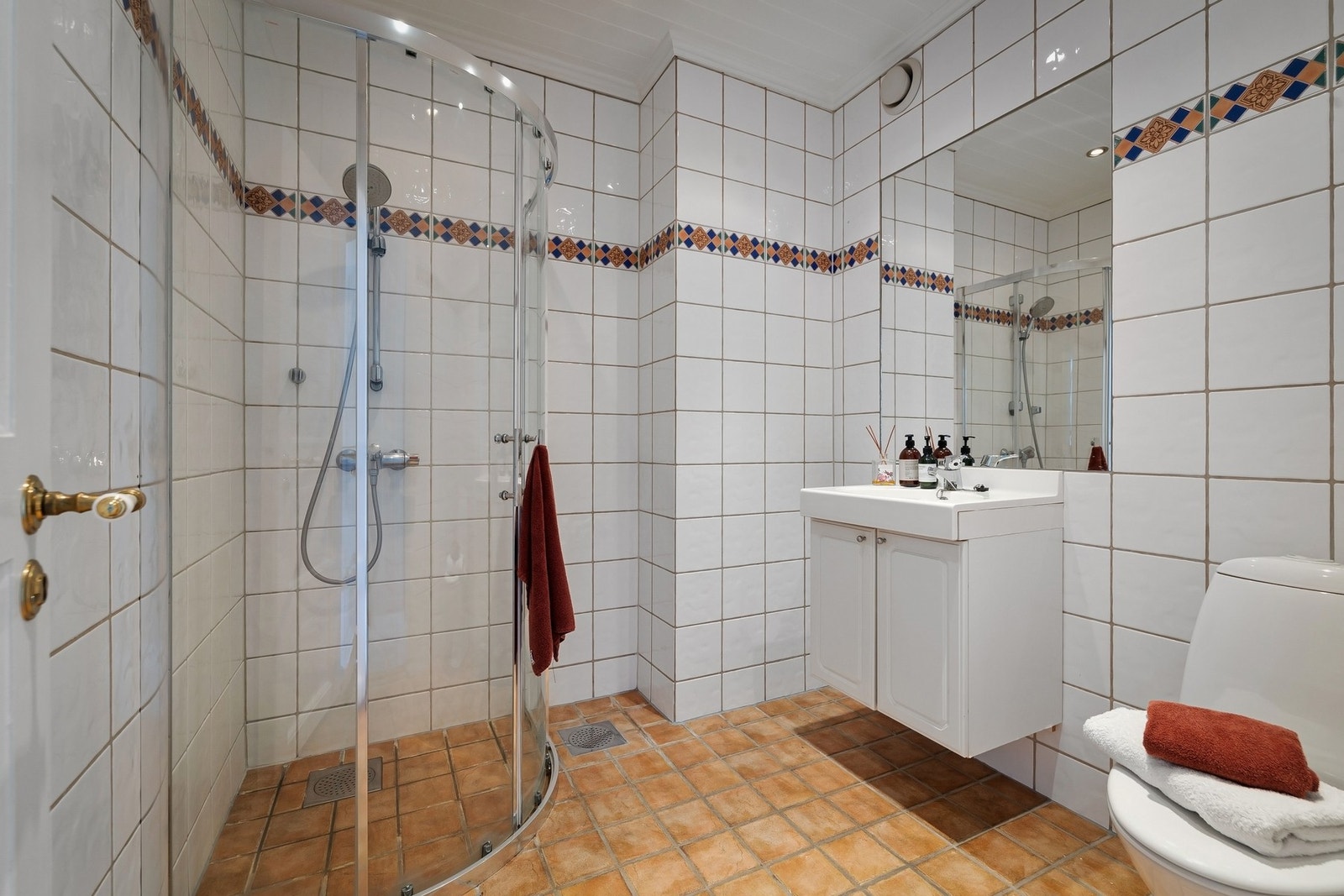 Bad 2 - Dusjbadet har flislagte vegger og gulv med varmekabler, samt malt panel i himling. Rommet har dimbare spotter som belysning og er innredet med baderoms innredning med nedfelt servant, speil, toalett og dusjhjørne med skyvedører. Galleribilde