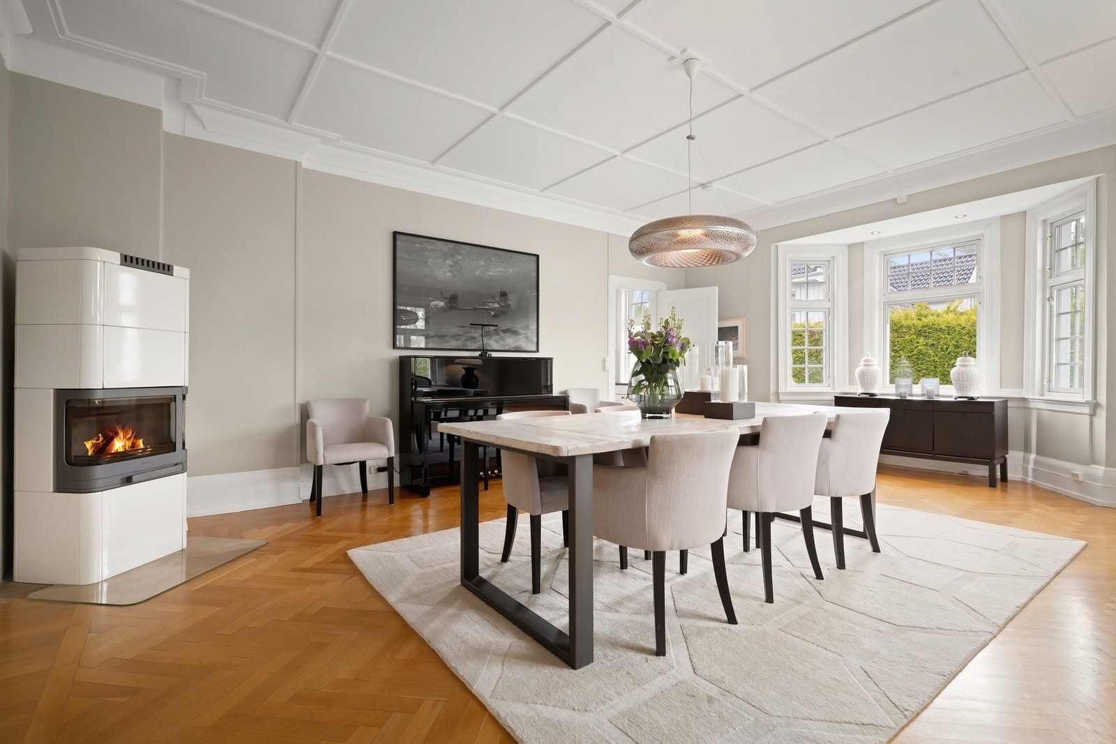 Hyggelig peis også i spisestuen. Det er installert varmepumpe i rommet. Galleribilde
