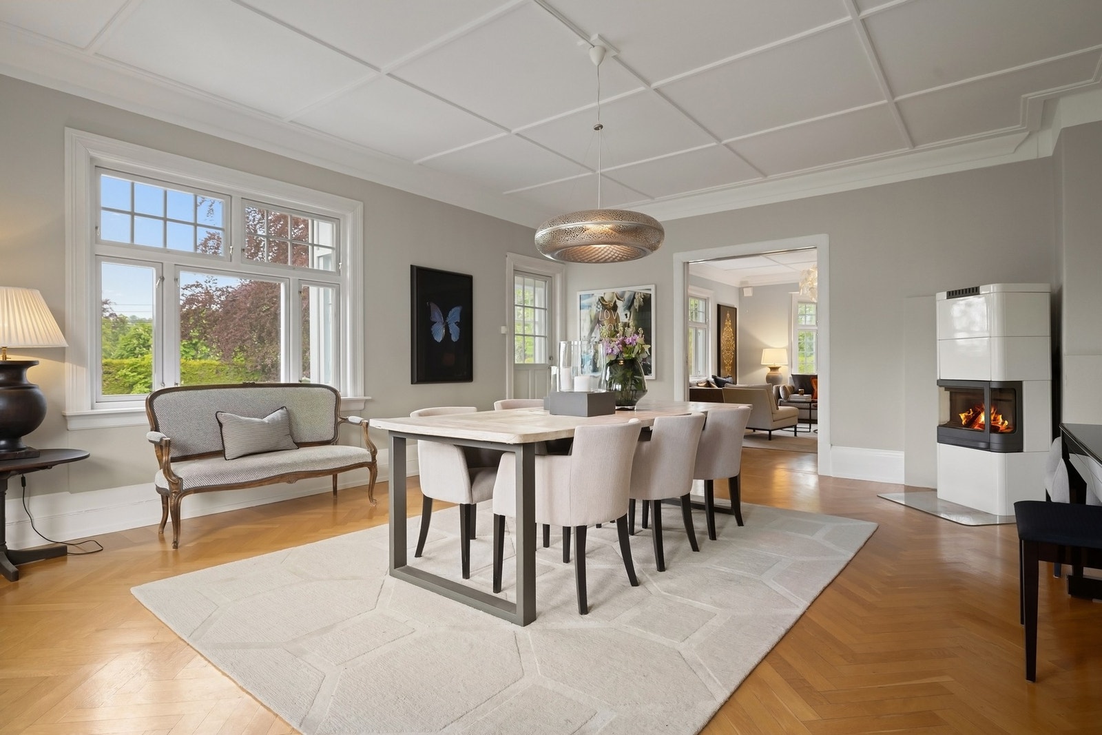 Stor spisestue (malt 2026), med vinduer fra to sider som gir mye lys til rommet. Galleribilde