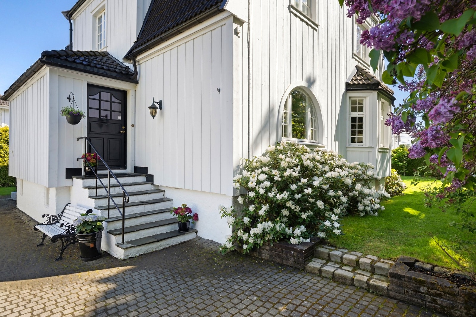 Koselig adkomst til boligen, med steinlagt gårdsplass og videre adkomst til hagen. Frittstående og romslig garasje (Oppført 2007), på ca 39 kvm BRA. Galleribilde