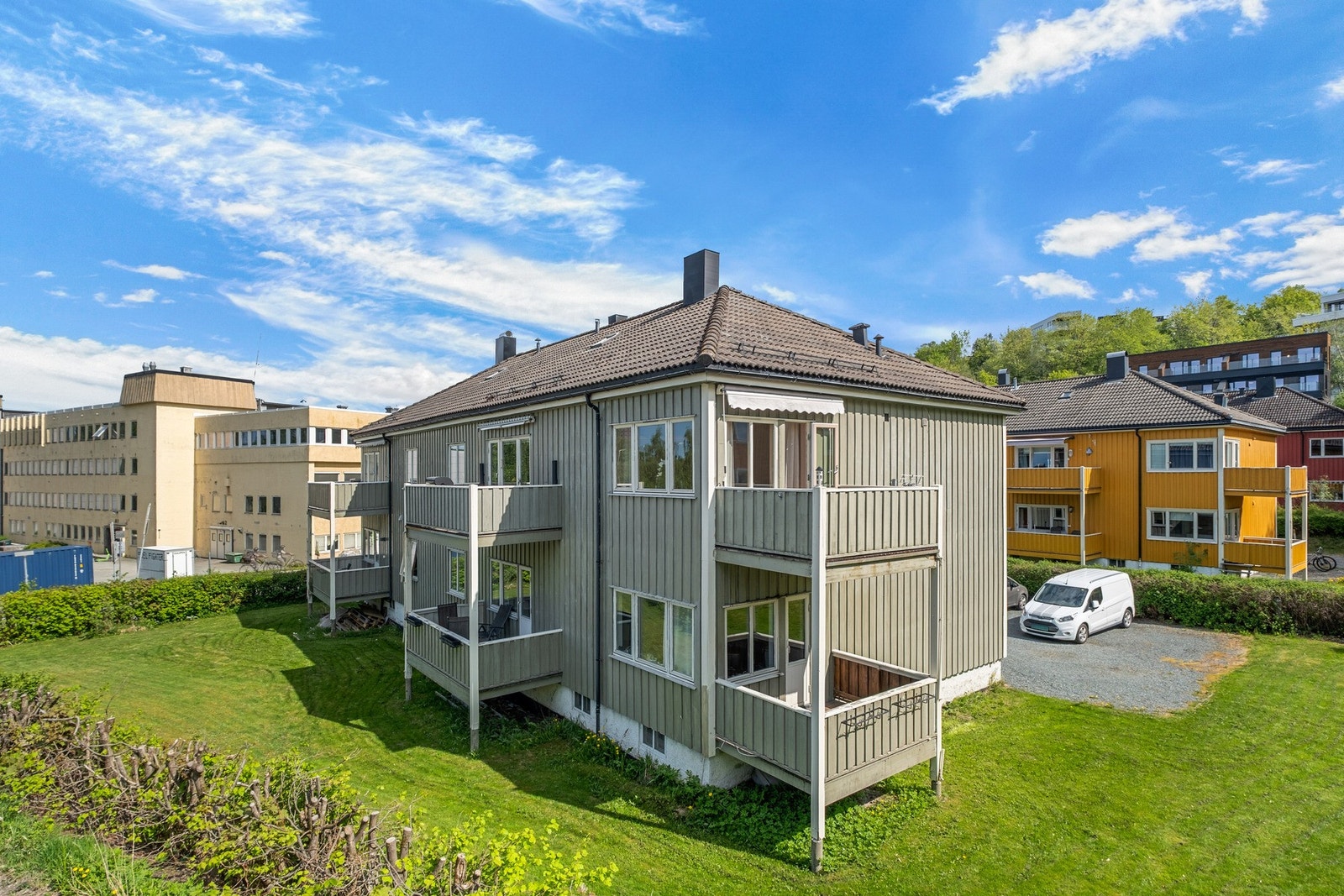 Boligen ligger i 2 etasje. Pent opparbeidet felles tomt som kan brukes av beboerne Galleribilde