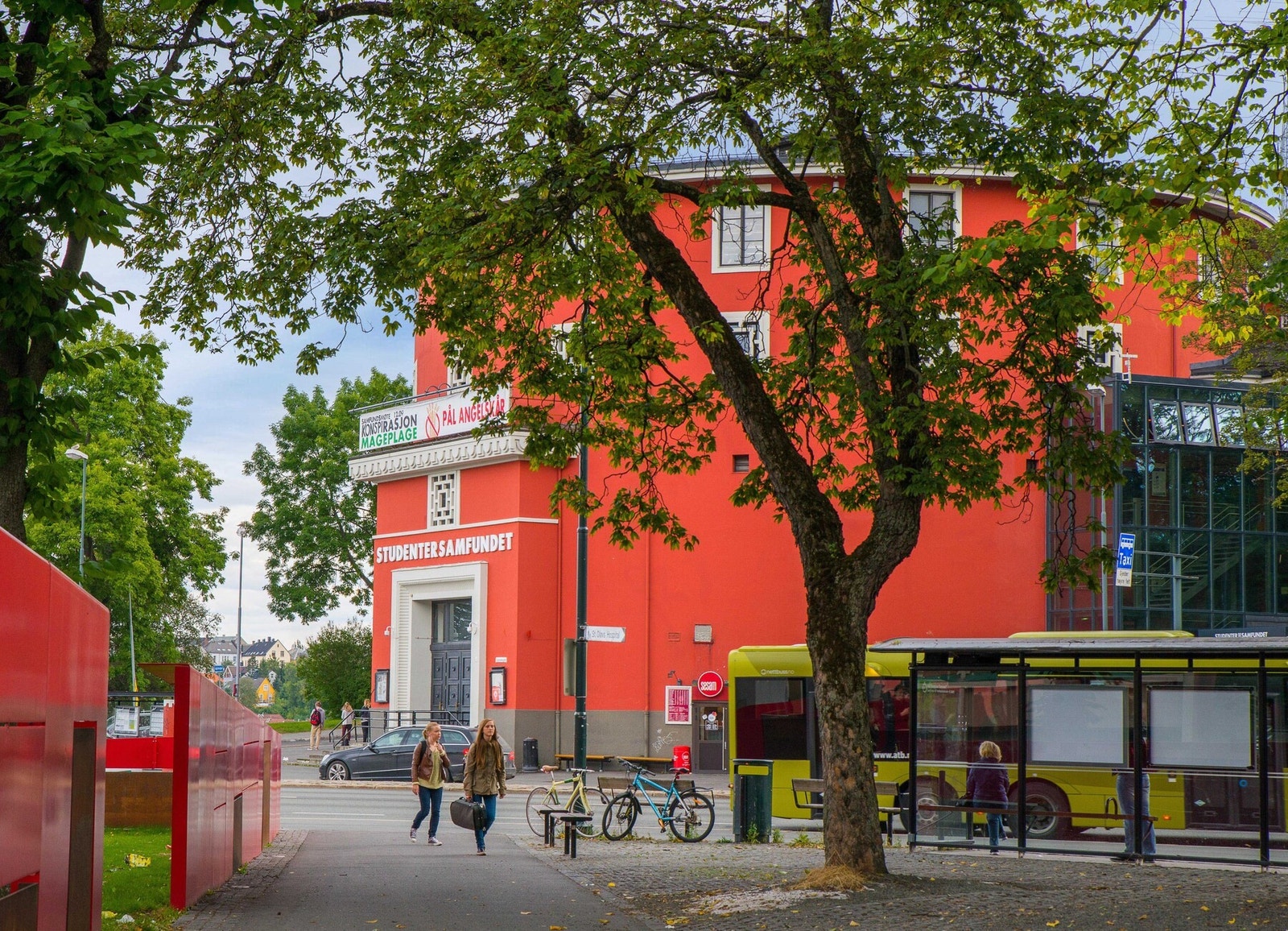 Populære studentersamfunnet ligger kun en kort gå- eller sykkeltur unna. Her kan man nyte ulike kulturarrangement Galleribilde