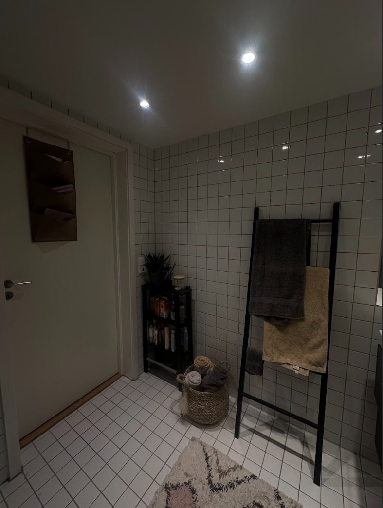 Romslig bad med tørketrommel og vaskemaskin Galleribilde