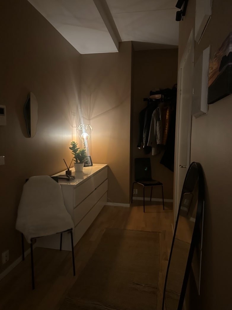 Innbydende entré med god plass til oppbevaring av yttertøy og sko. Galleribilde