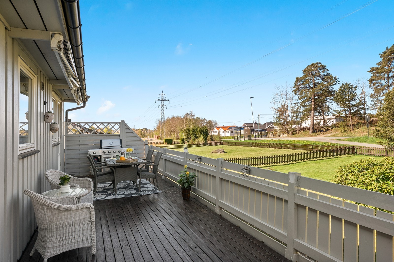 Verandaen er oppført i trekonstruksjoner og har god plass til både sittegruppe og grill. Galleribilde
