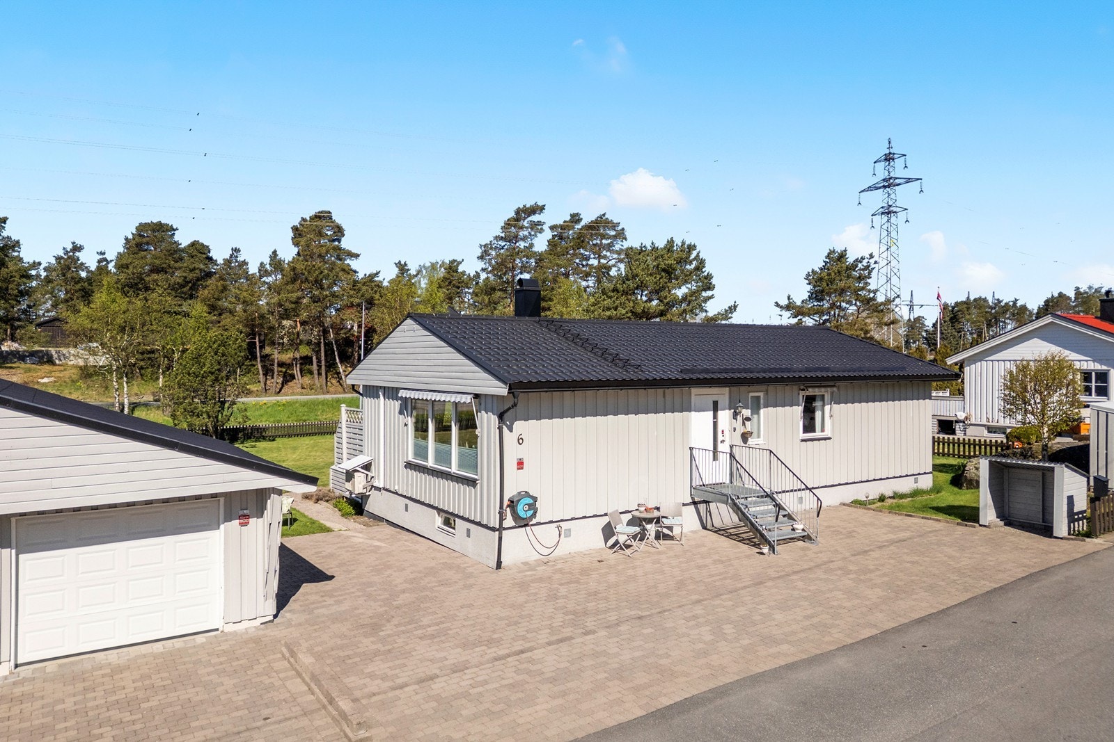 Til eiendommen hører en halvpart av en dobbelgarasje fra 1980, med elektrisk leddport. Galleribilde
