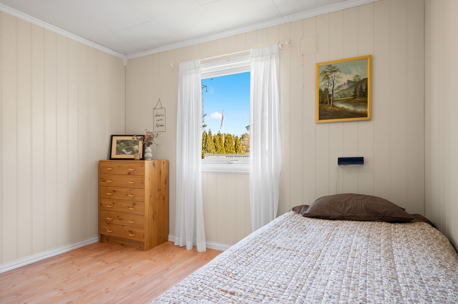 Et lyst og koselig soverom. Galleribilde