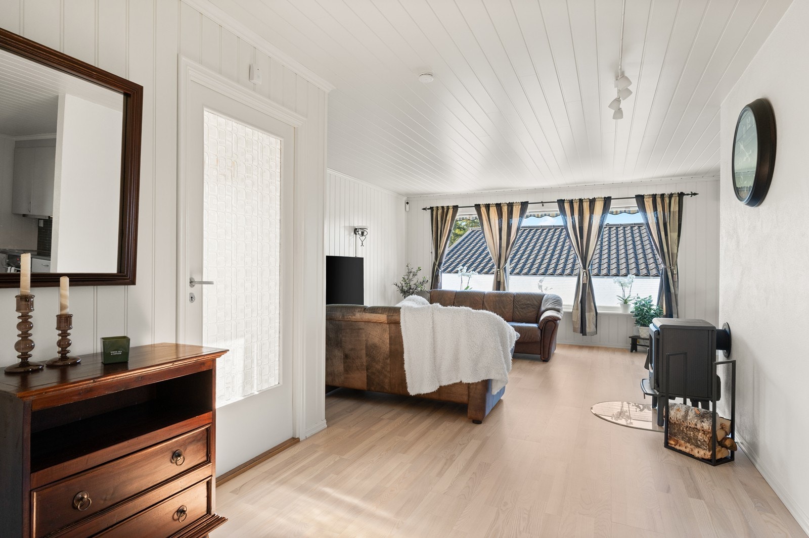 Gjennomgående parkett- og laminatgulv i oppholdsrommene. De fleste vinduene i boligen er 2-lags trevinduer fra 2006/07. Galleribilde