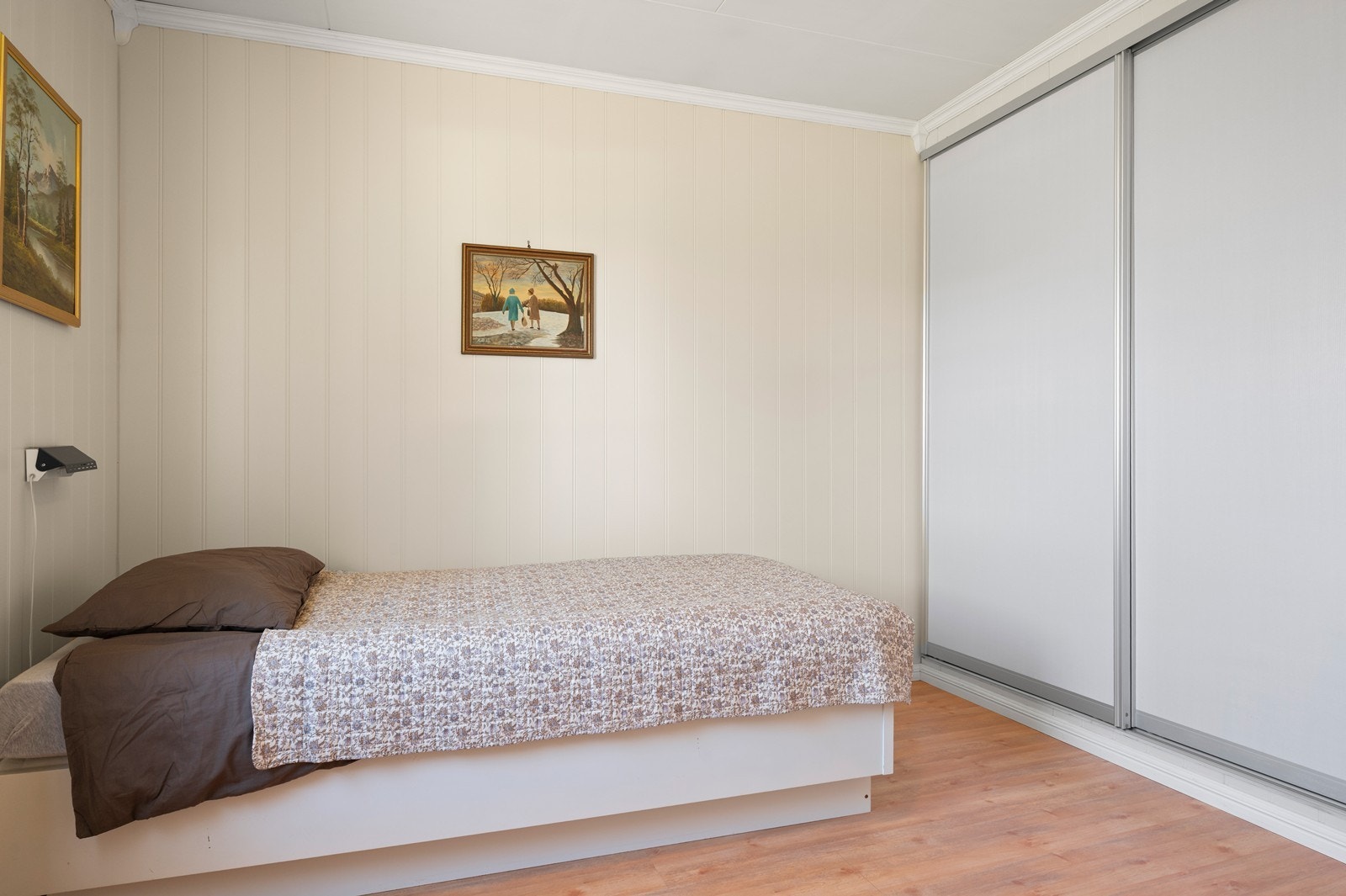 Soverom to har plass til seng og har en romslig skyvedørsgarderobe. Galleribilde