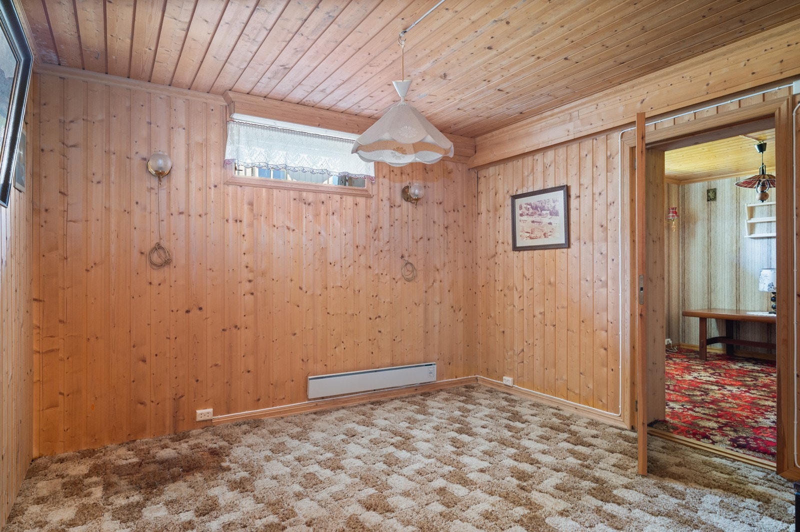 Kjelleren inneholder to innredede rom. Det er ikke søkt bruksendring fra tilleggsdel til hoveddel, og rommene er ikke godkjent for varig opphold. Galleribilde