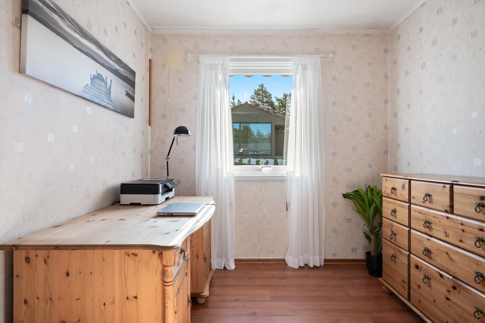 Boligen har tre soverom, alle praktisk plassert i første etasje, med nær tiknytning til bad og toalett. Dette rommet er innredet som kontor. Galleribilde