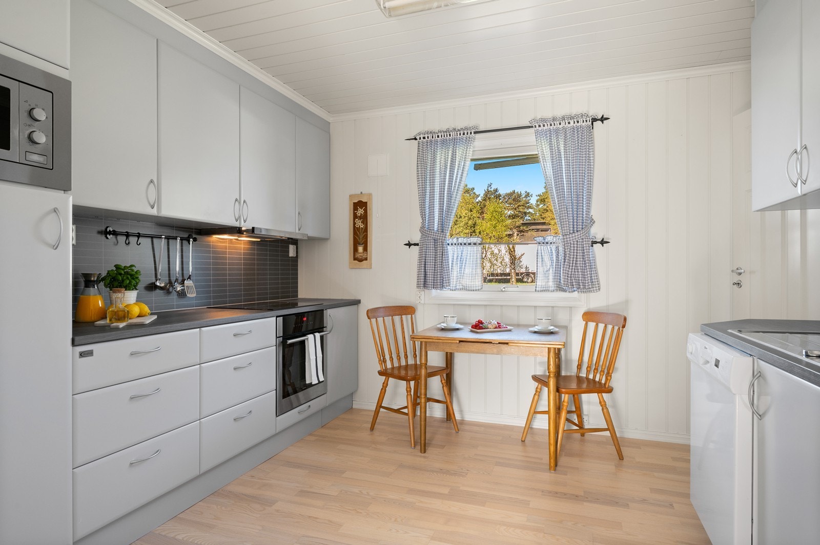 Kjøkkeninnredning med glatte fronter og laminatbenkeplate. Kjøkkenet ble pusset opp i 2014. Galleribilde