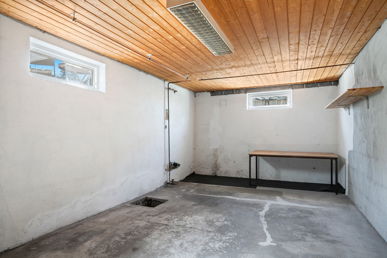 Kjelleren har flere uinnredede rom med betonggulv som gir rikelig med lagringsplass. Galleribilde