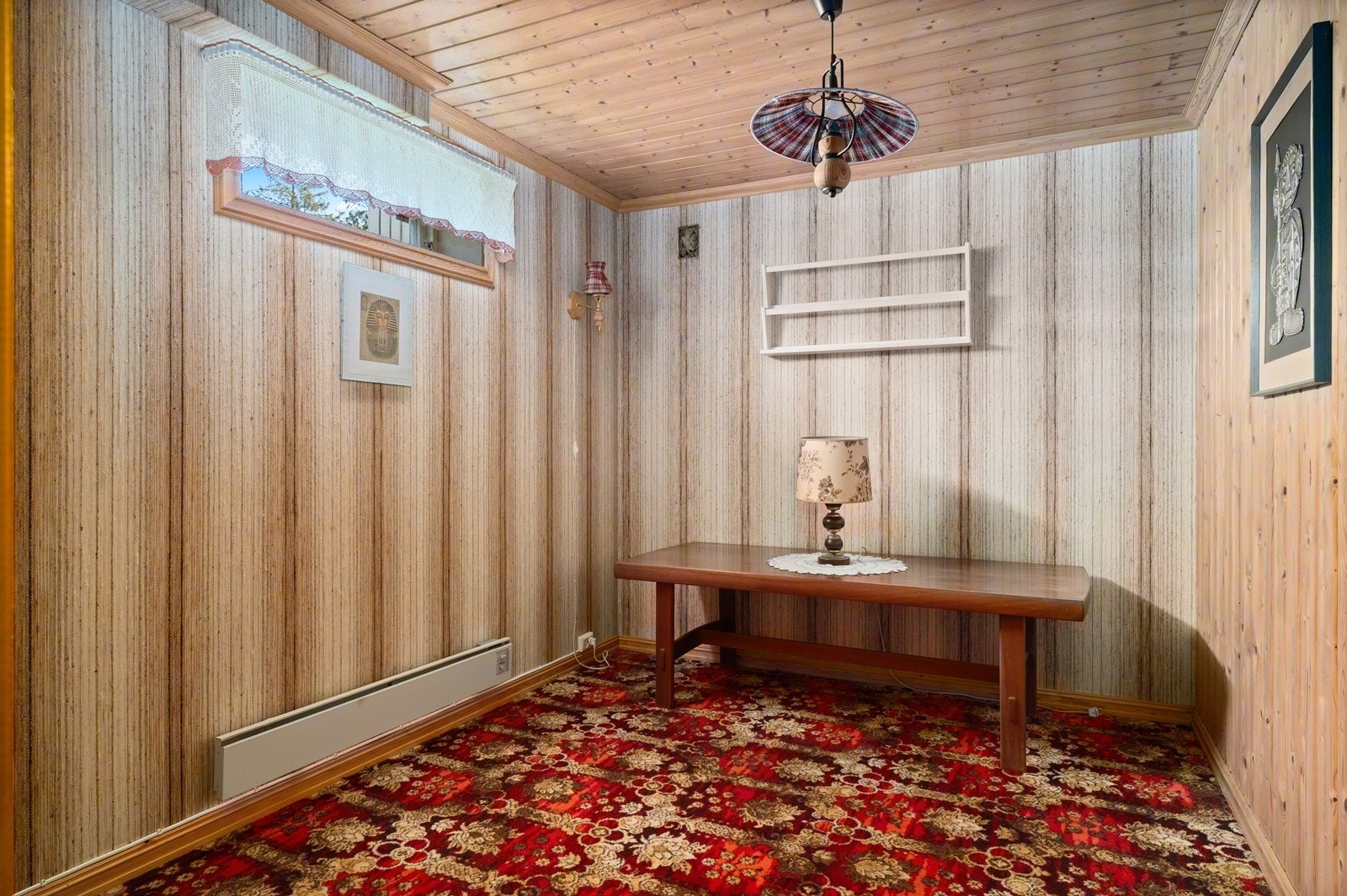 Innredet rom i kjelleren med panel på vegger og tak. Kjelleren er ikke godkjent for varig opphold. Galleribilde